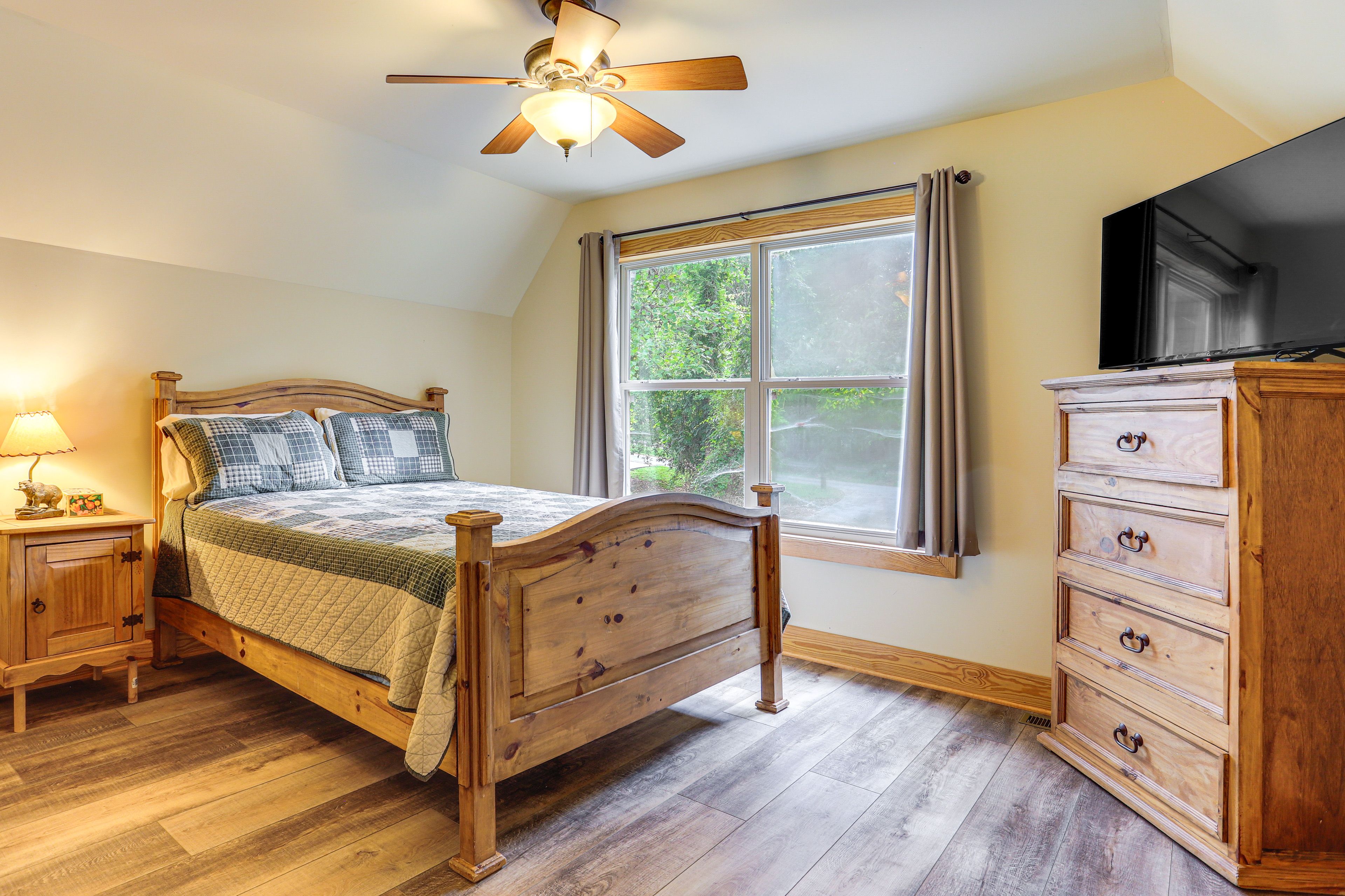 Bedroom 2 | Queen Bed | Upper Floor