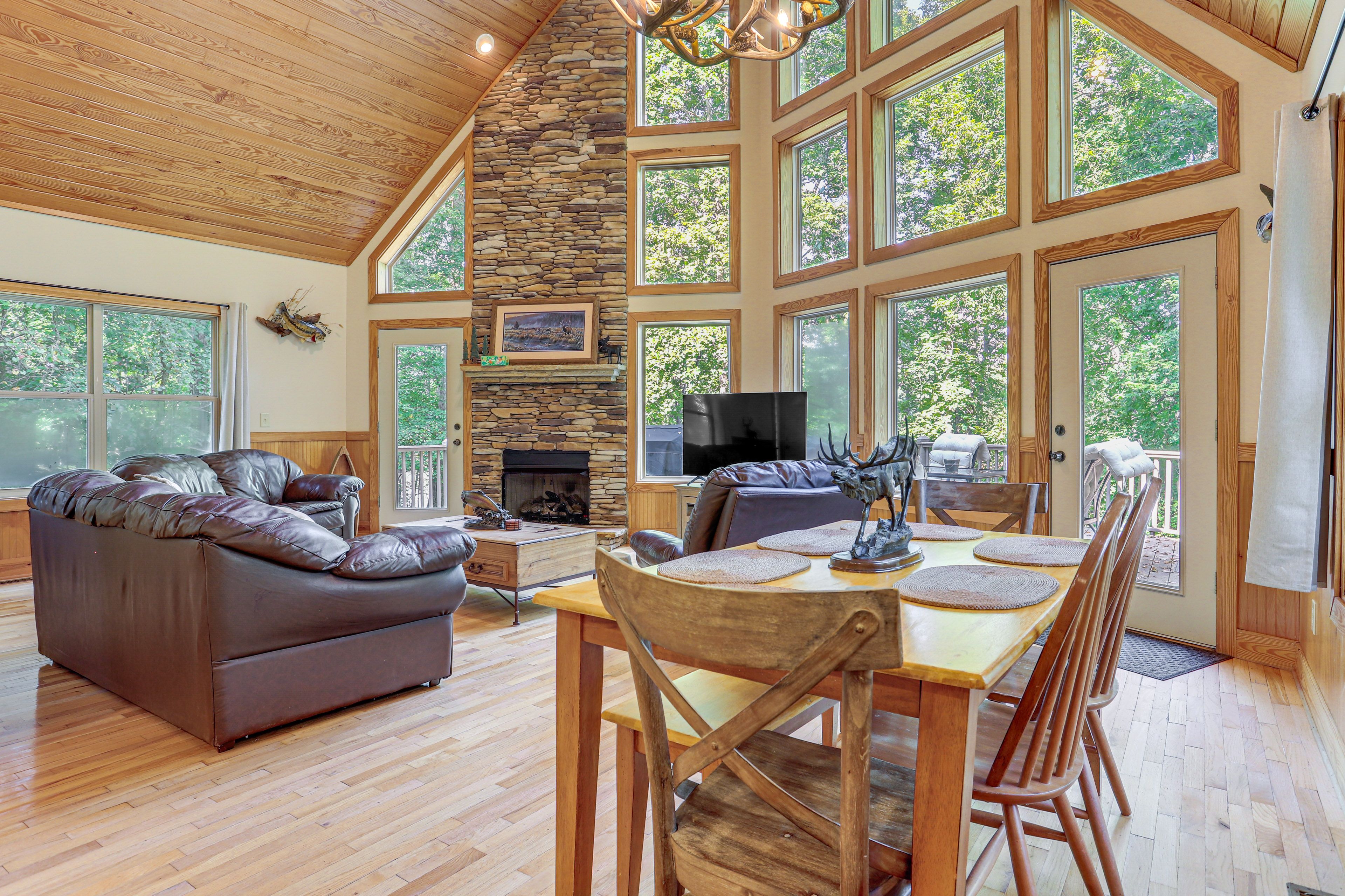 Living Room | Free WiFi | Cable TV | Fireplace | Nintendo Wii | Main Floor