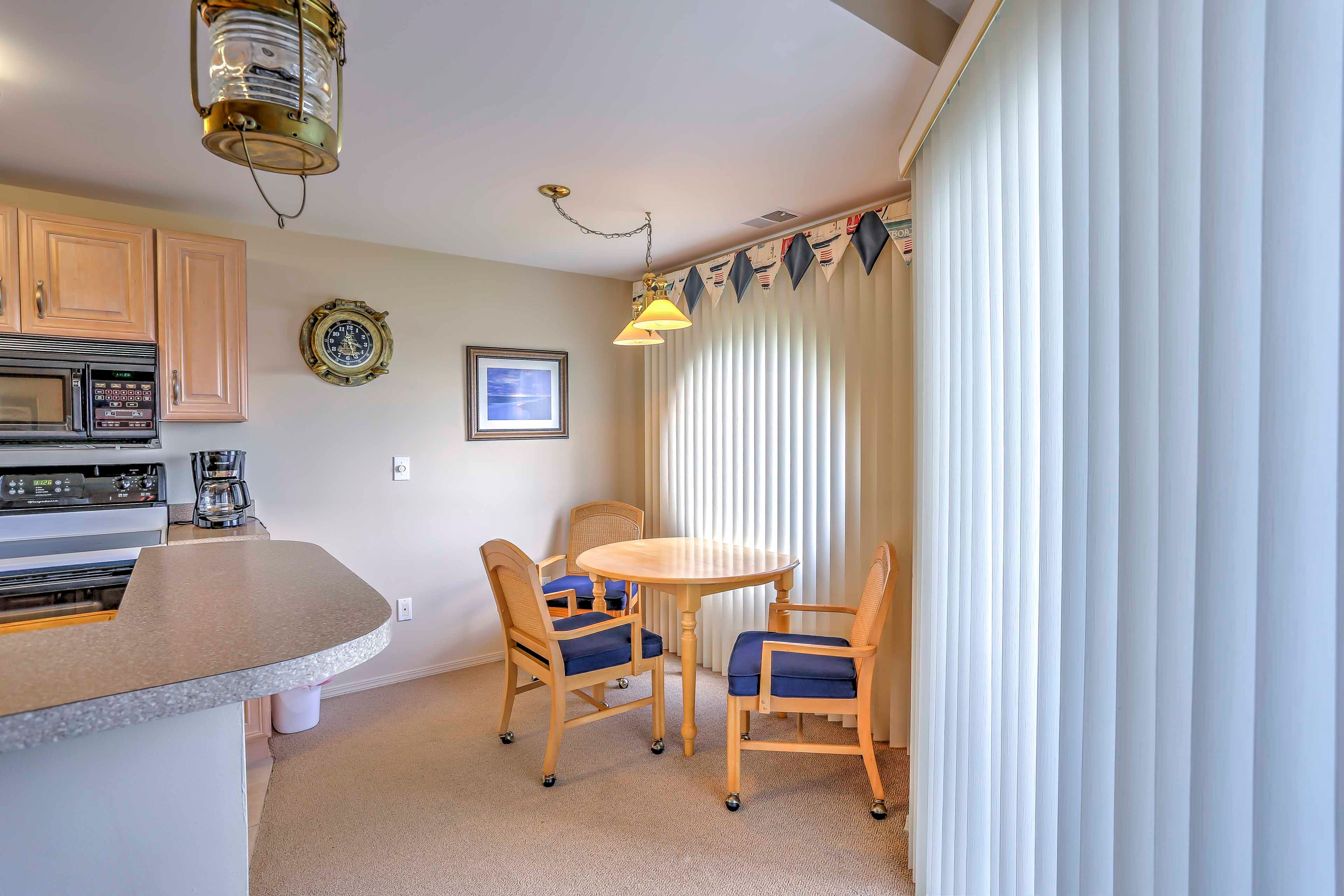 Dining Area | Dishware/Flatware Provided