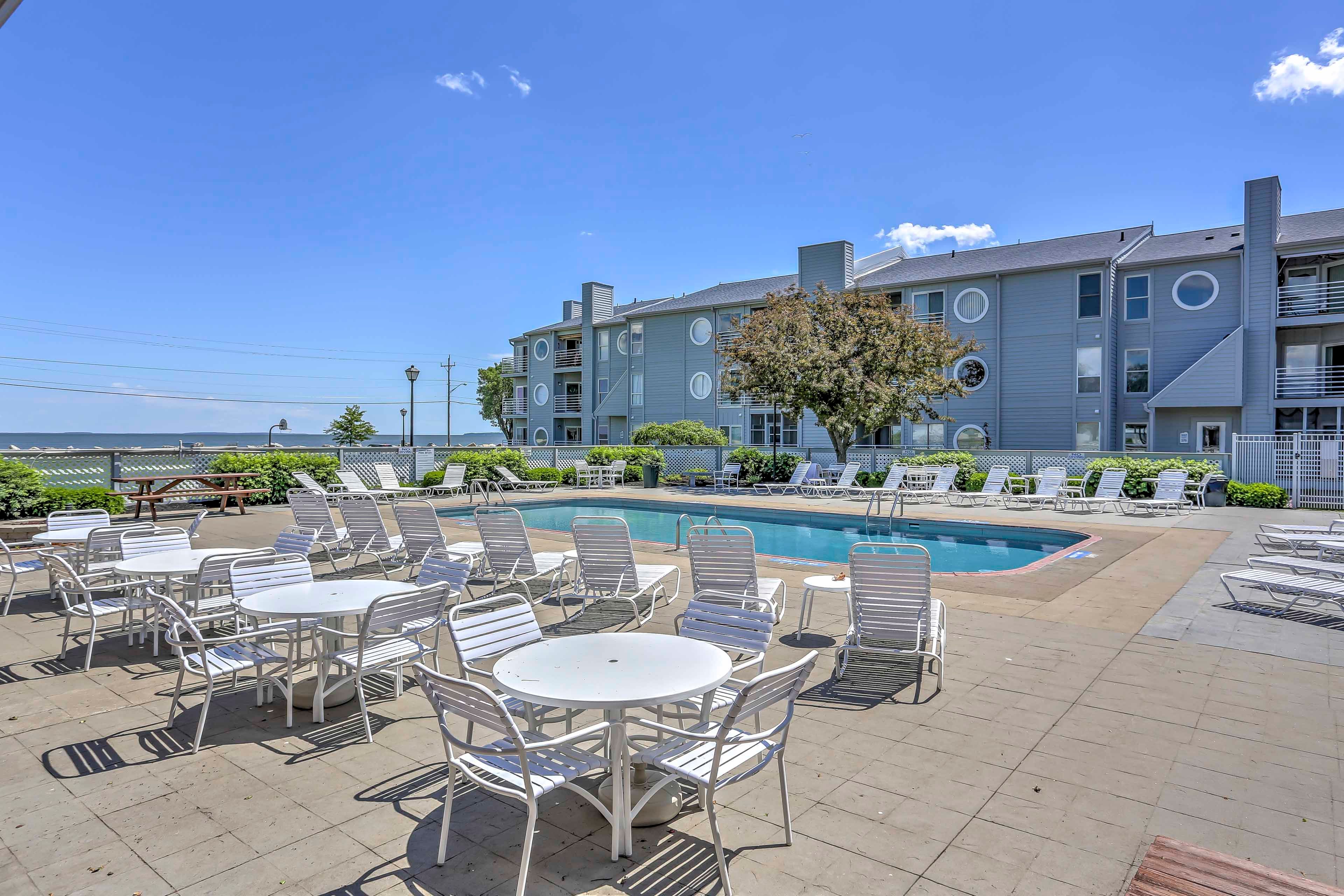 Community Amenities | Outdoor Swimming Pool