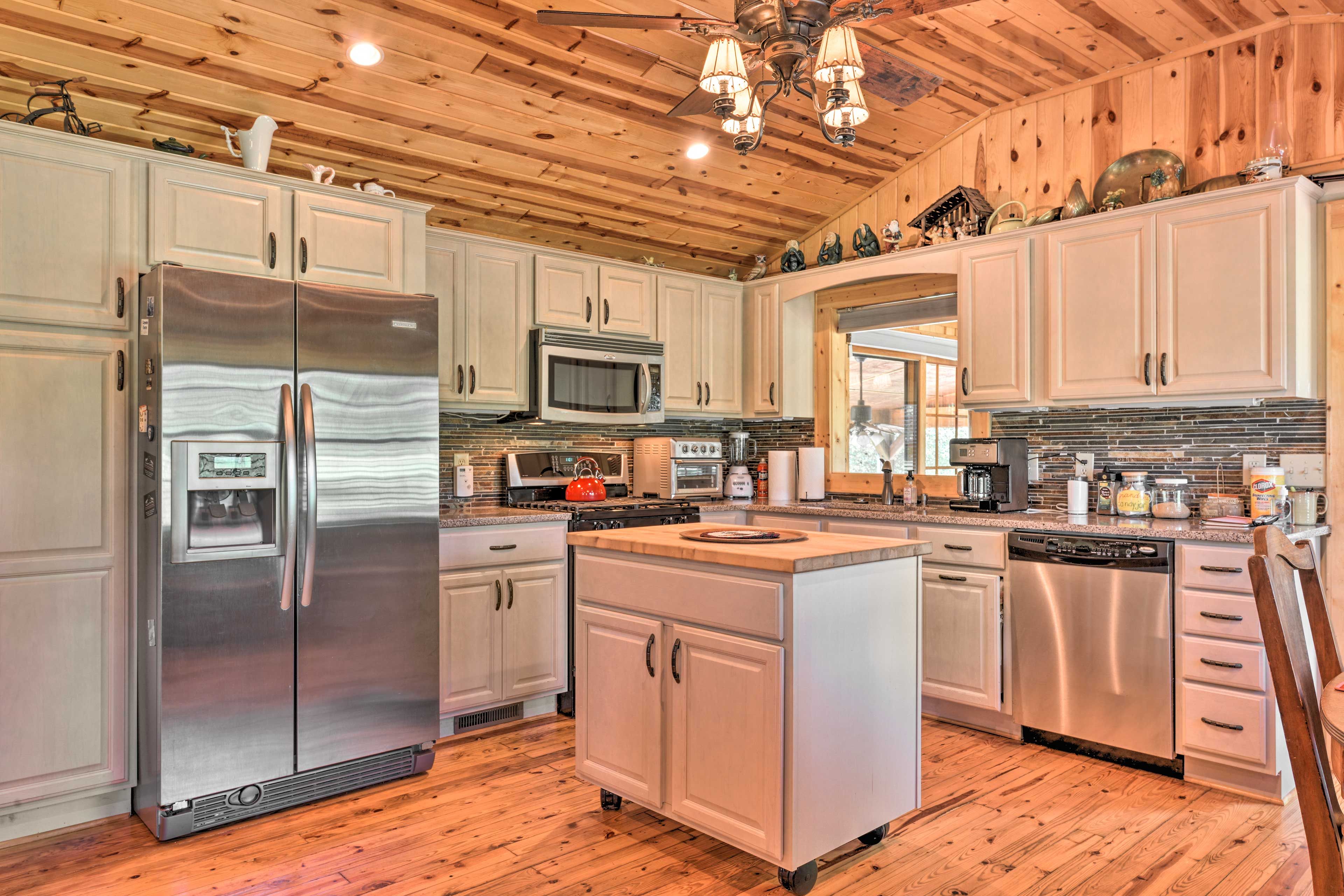 Fully Equipped Kitchen | Cooking Basics | Refrigerator w/ Water Filter