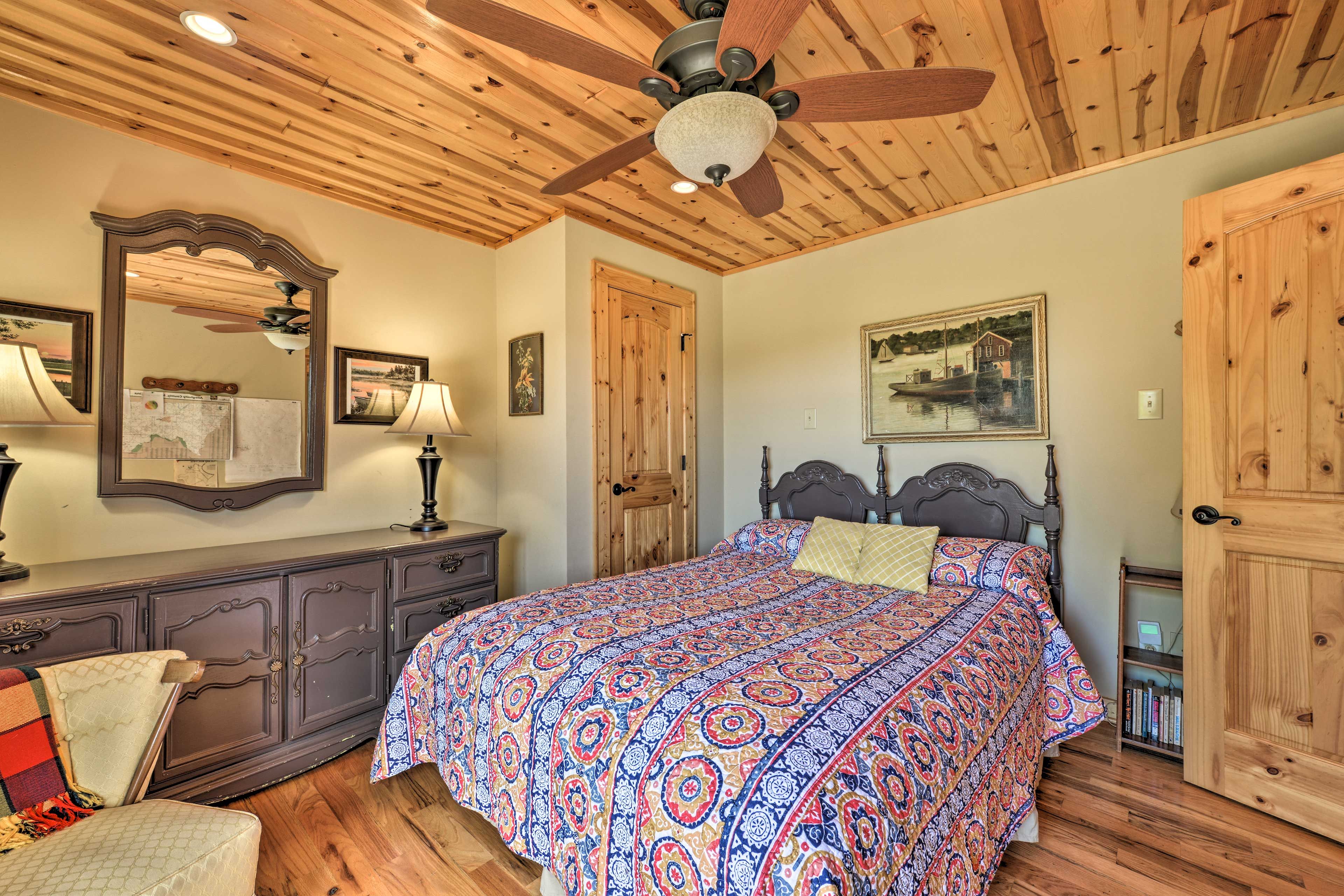 Bedroom 3 | Queen Bed
