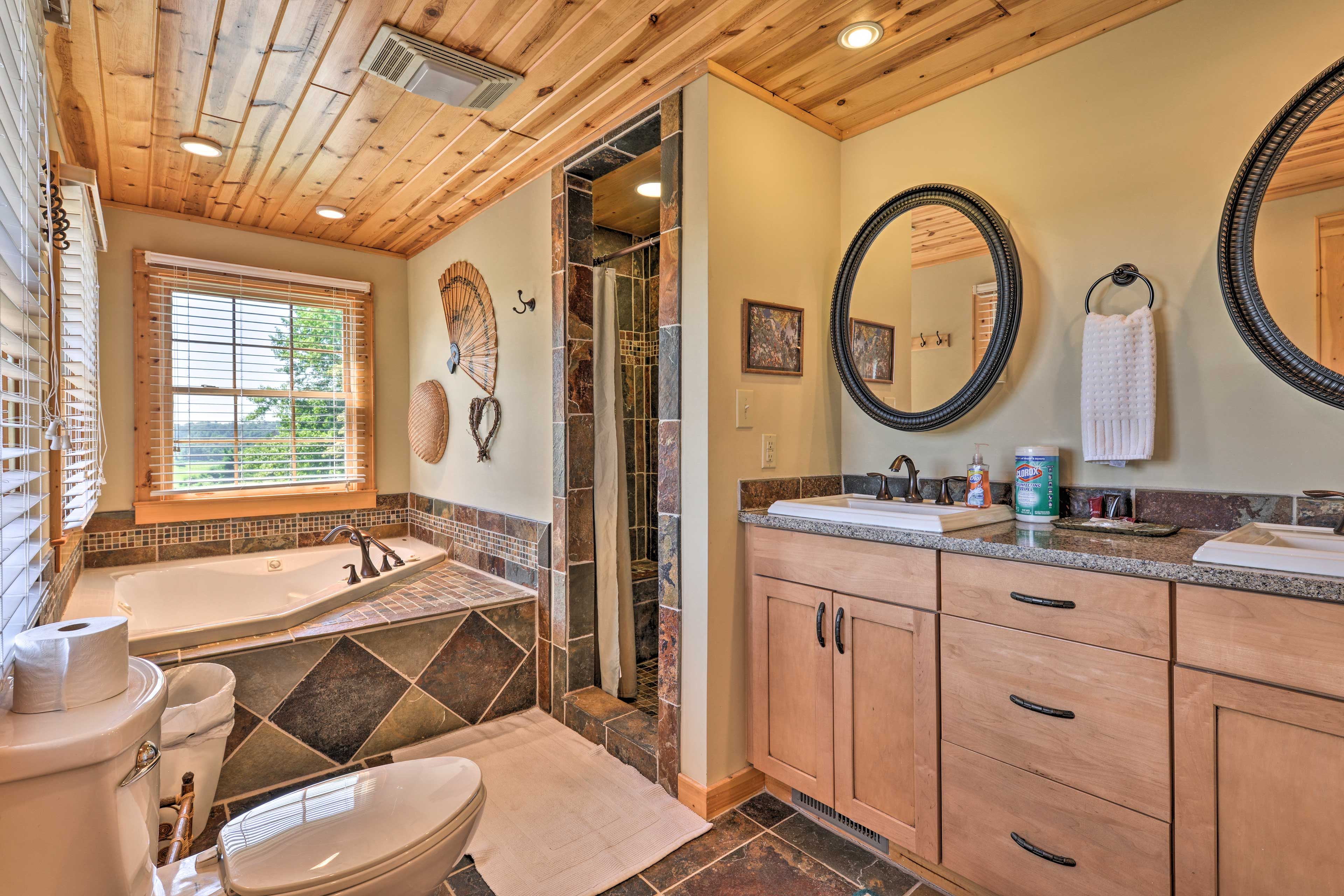 En-Suite Bathroom | Towels Provided | Jetted Tub