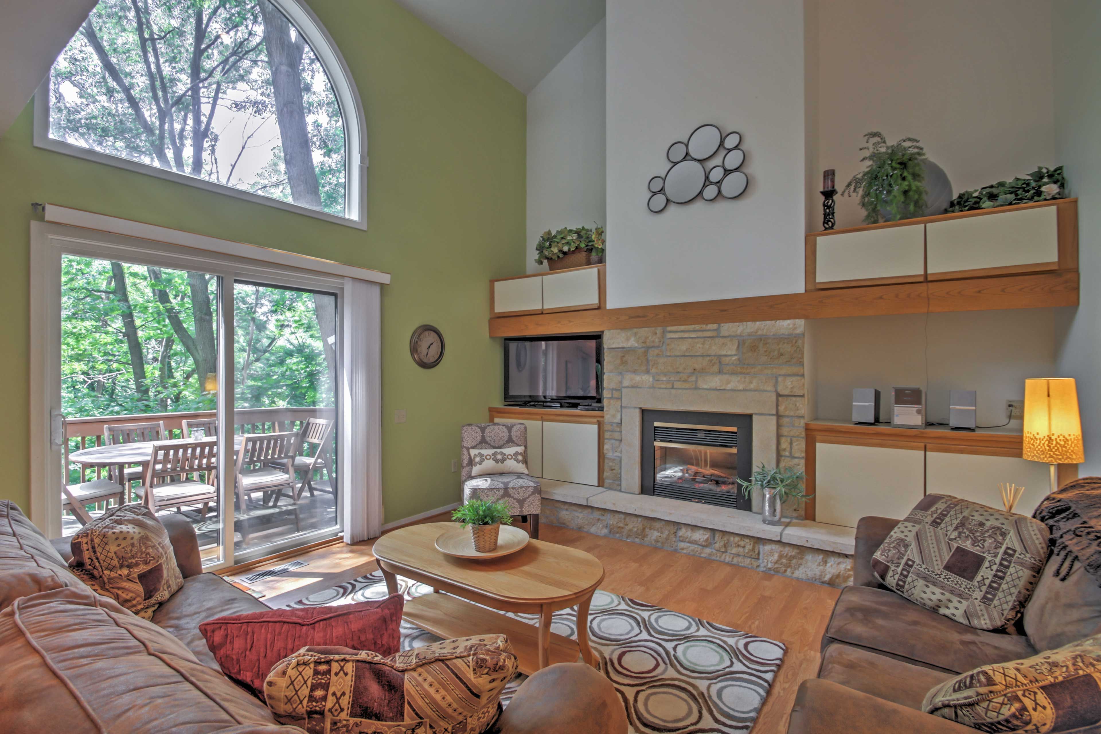 Living Room | Electric Fireplace | Cable TV | Free WiFi | Air Conditioning