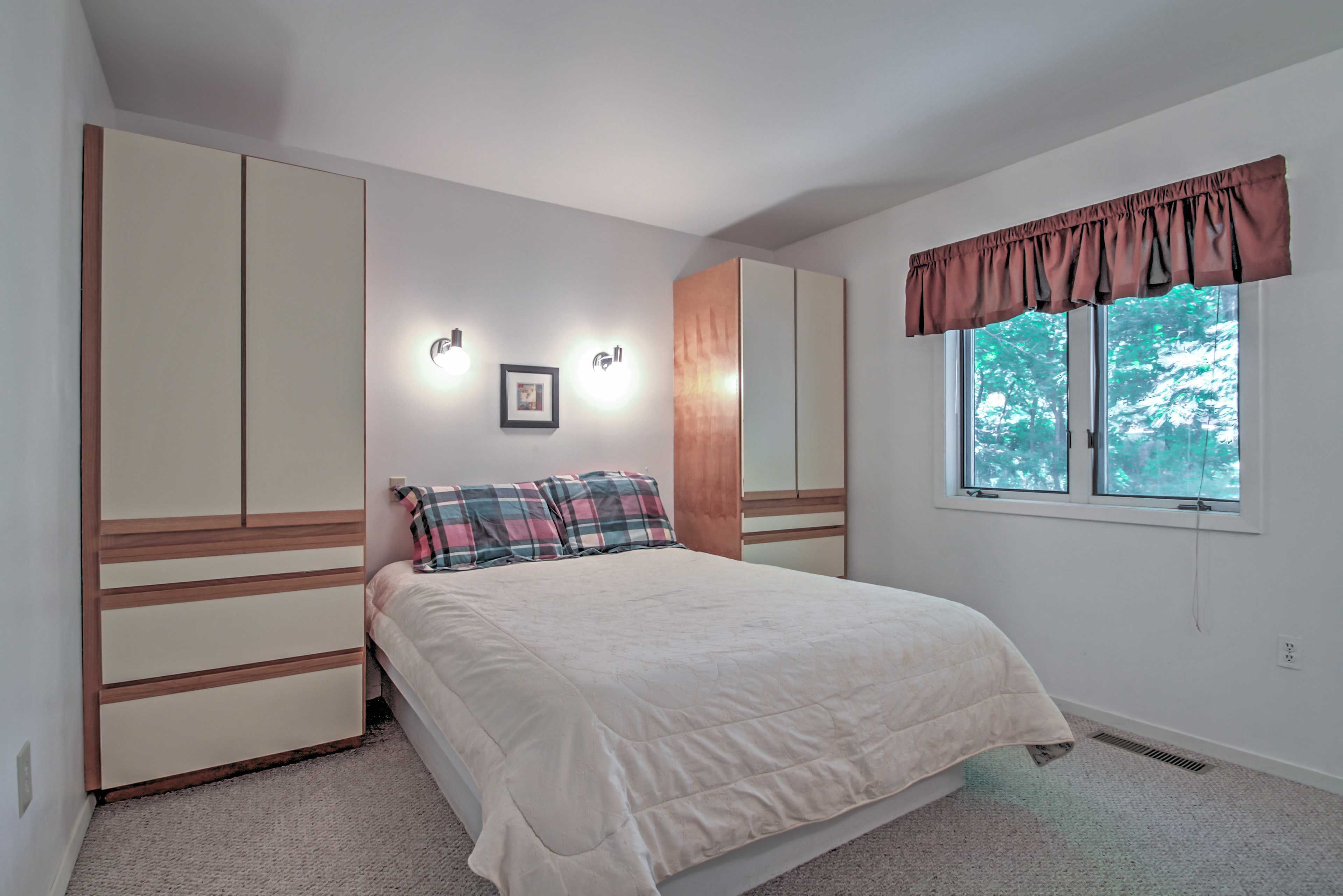 Master Bedroom 1 (Upstairs) | 2nd Floor | Queen Bed