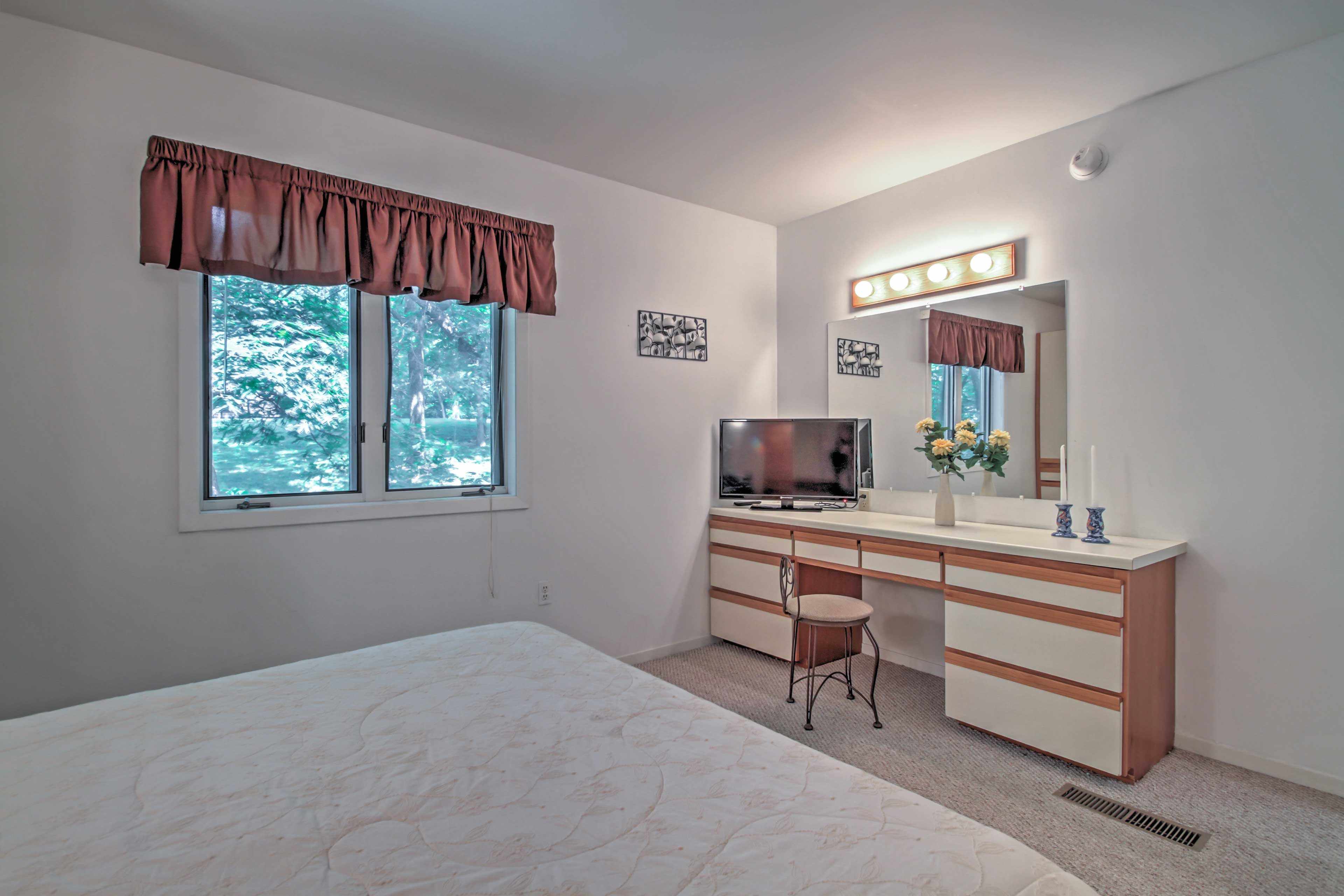 Master Bedroom 1 (Upstairs) | Linens Provided | Cable TV