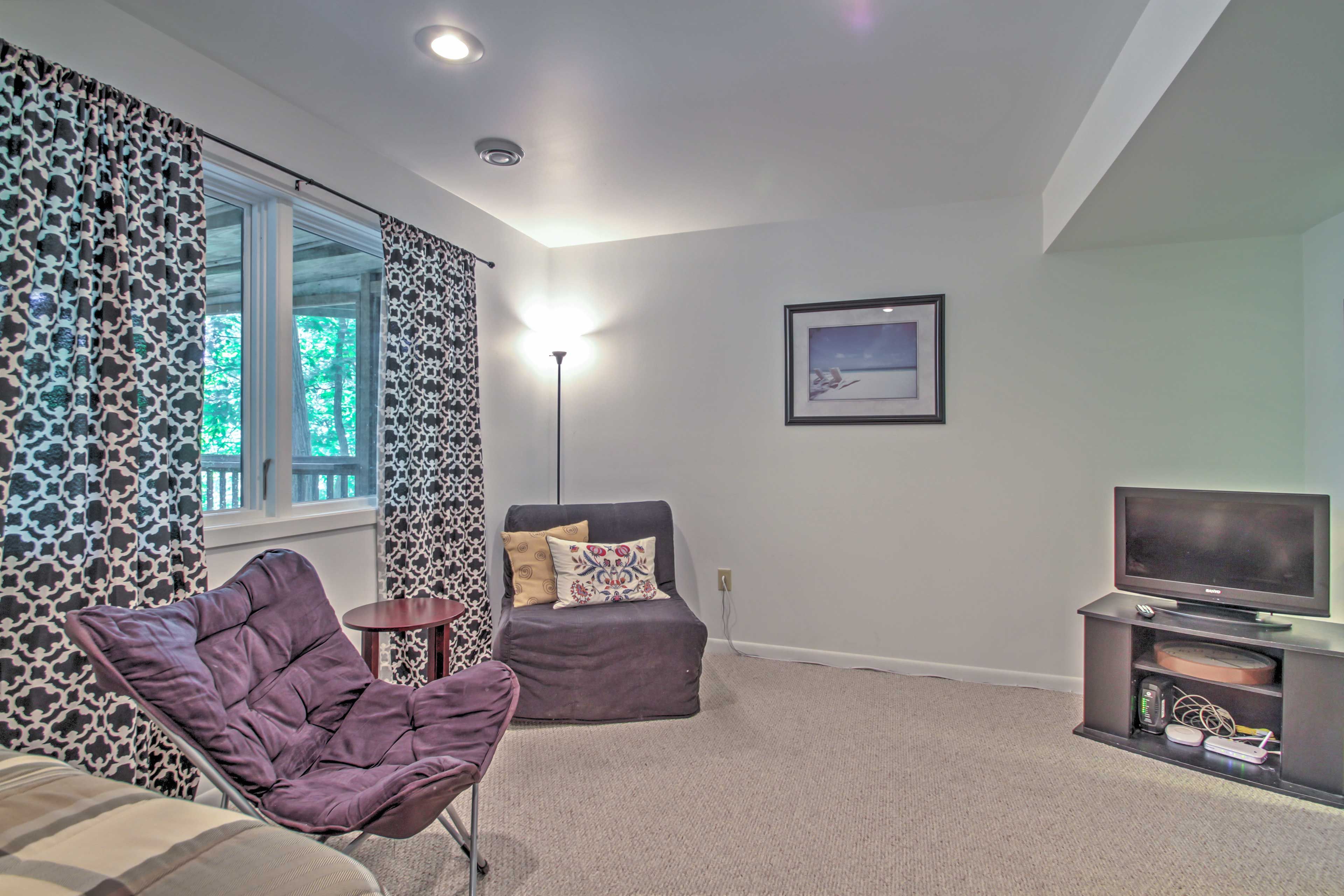 Master Bedroom 2 (Downstairs) | Cable TV
