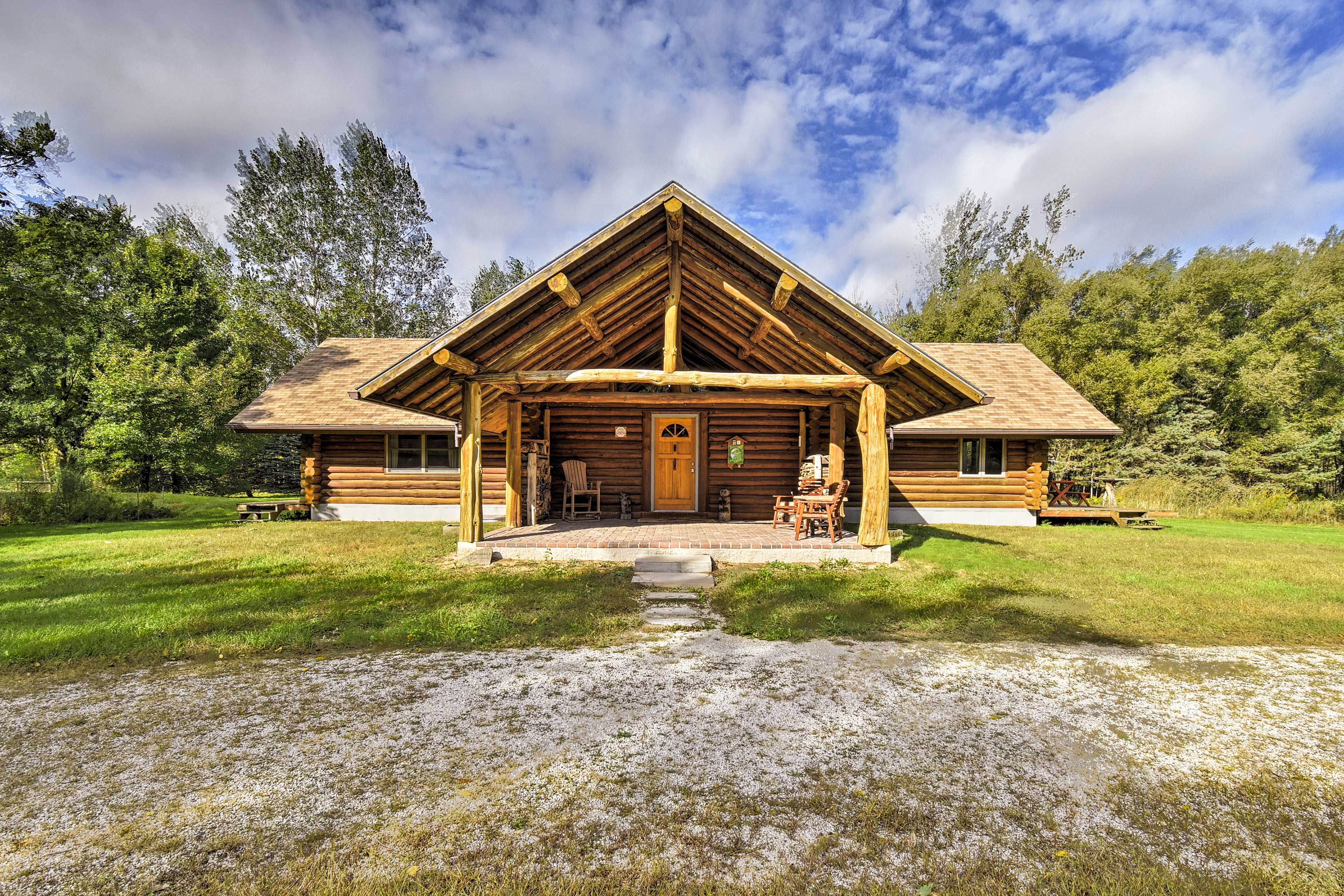 Valders Vacation Rental | 2BR | 2.5BA | 2,800 Sq Ft | Stairs to Access