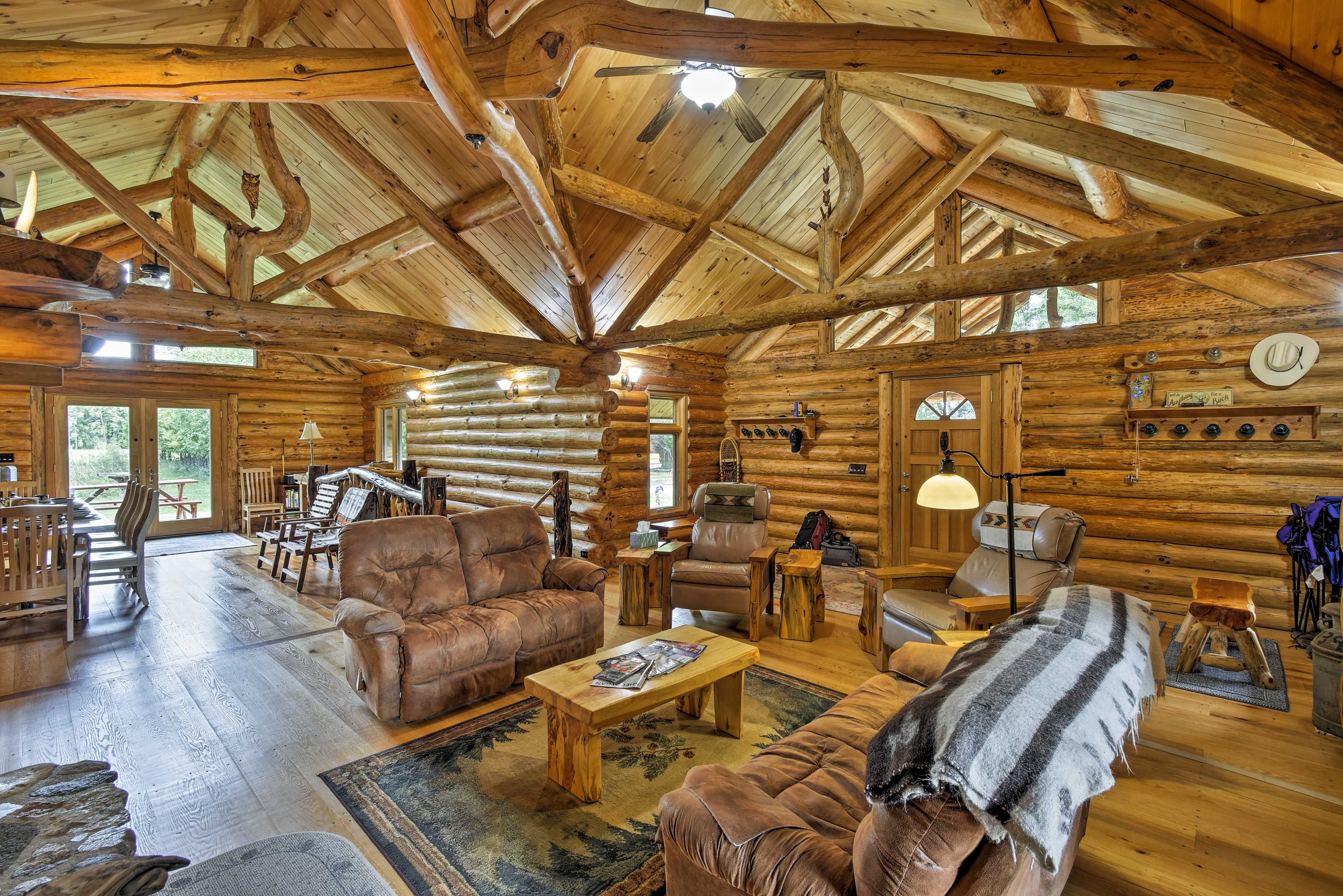 Living Room | Free WiFi | Roku TV | Open-Concept Layout