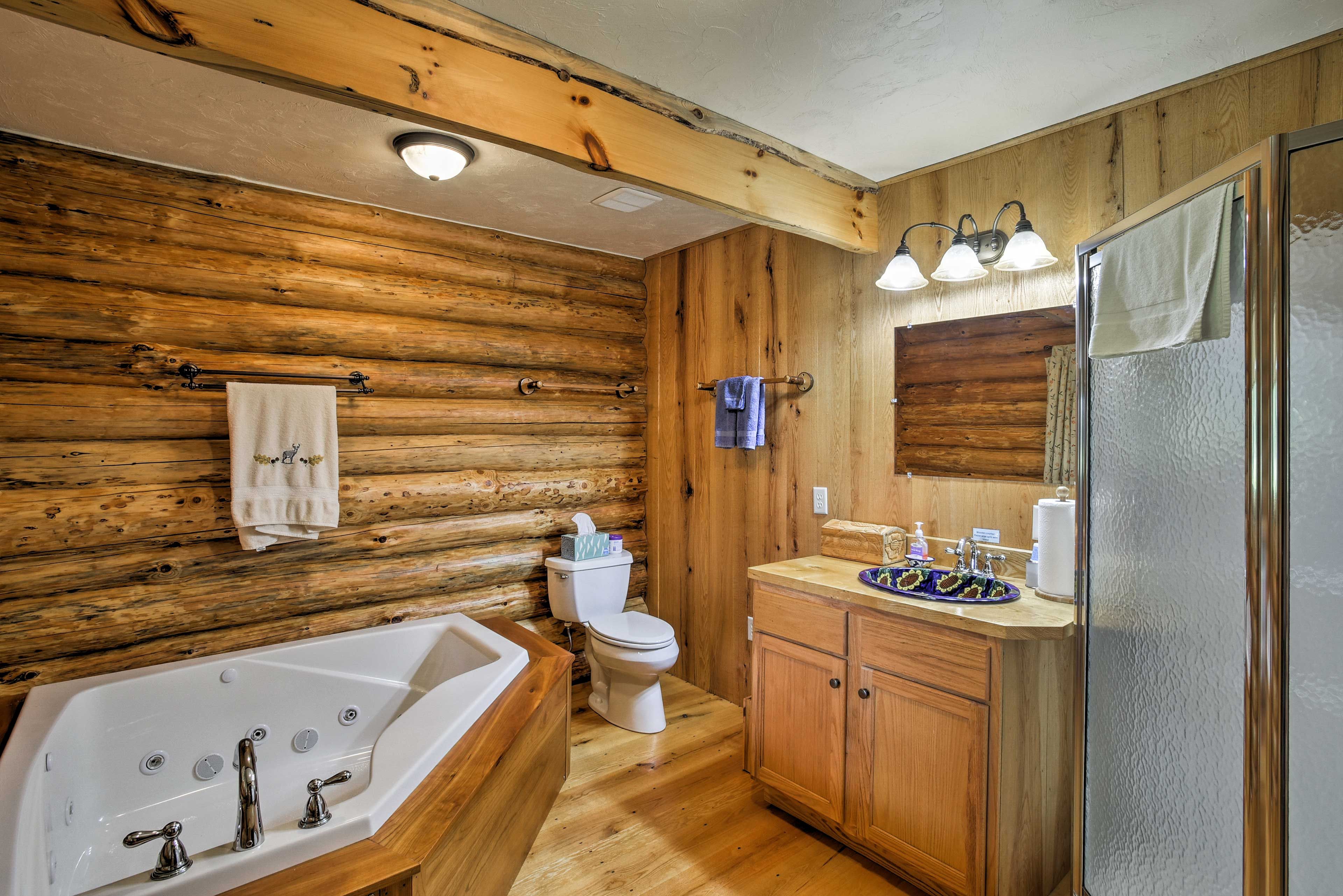 Full Bathroom | Jetted Bathtub | Towels Provided