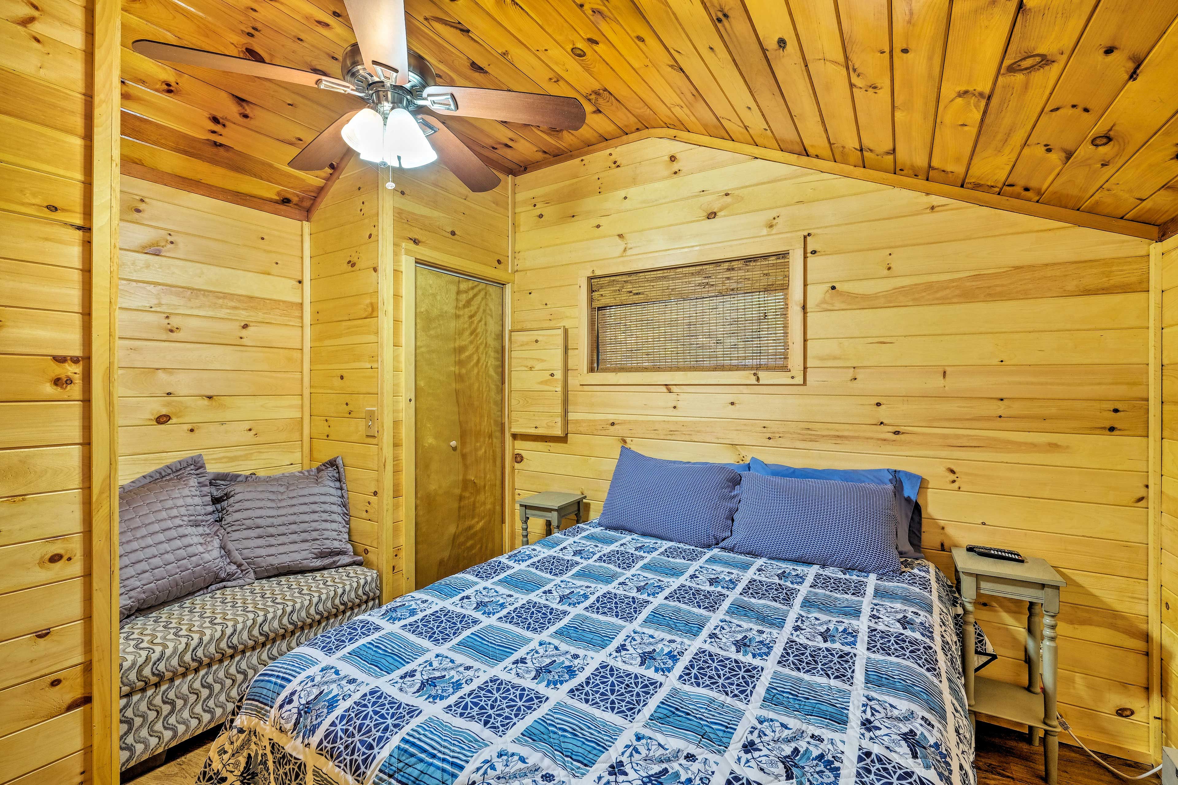 Bedroom 1 | Queen Bed