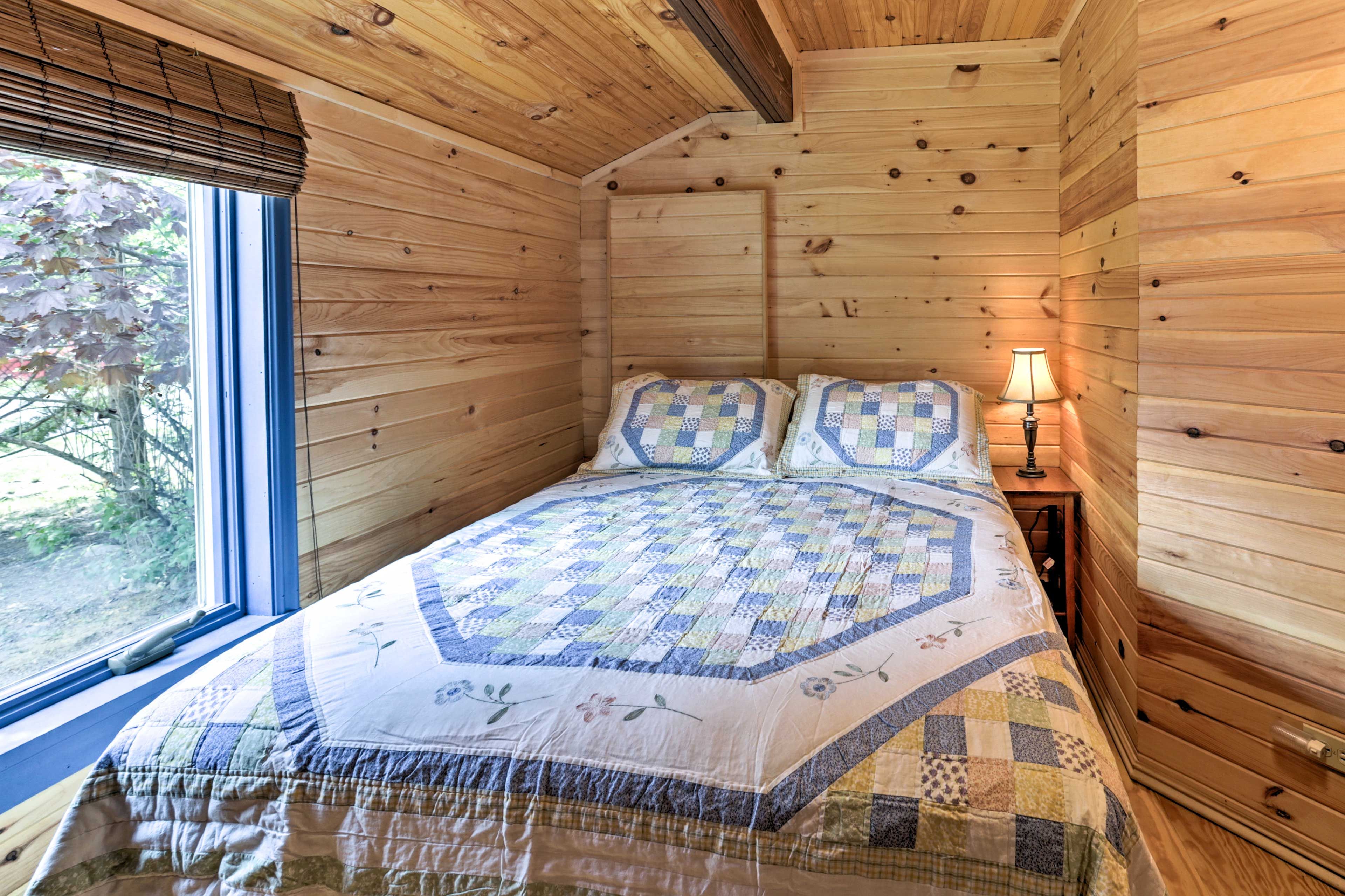 Bedroom | Queen Bed