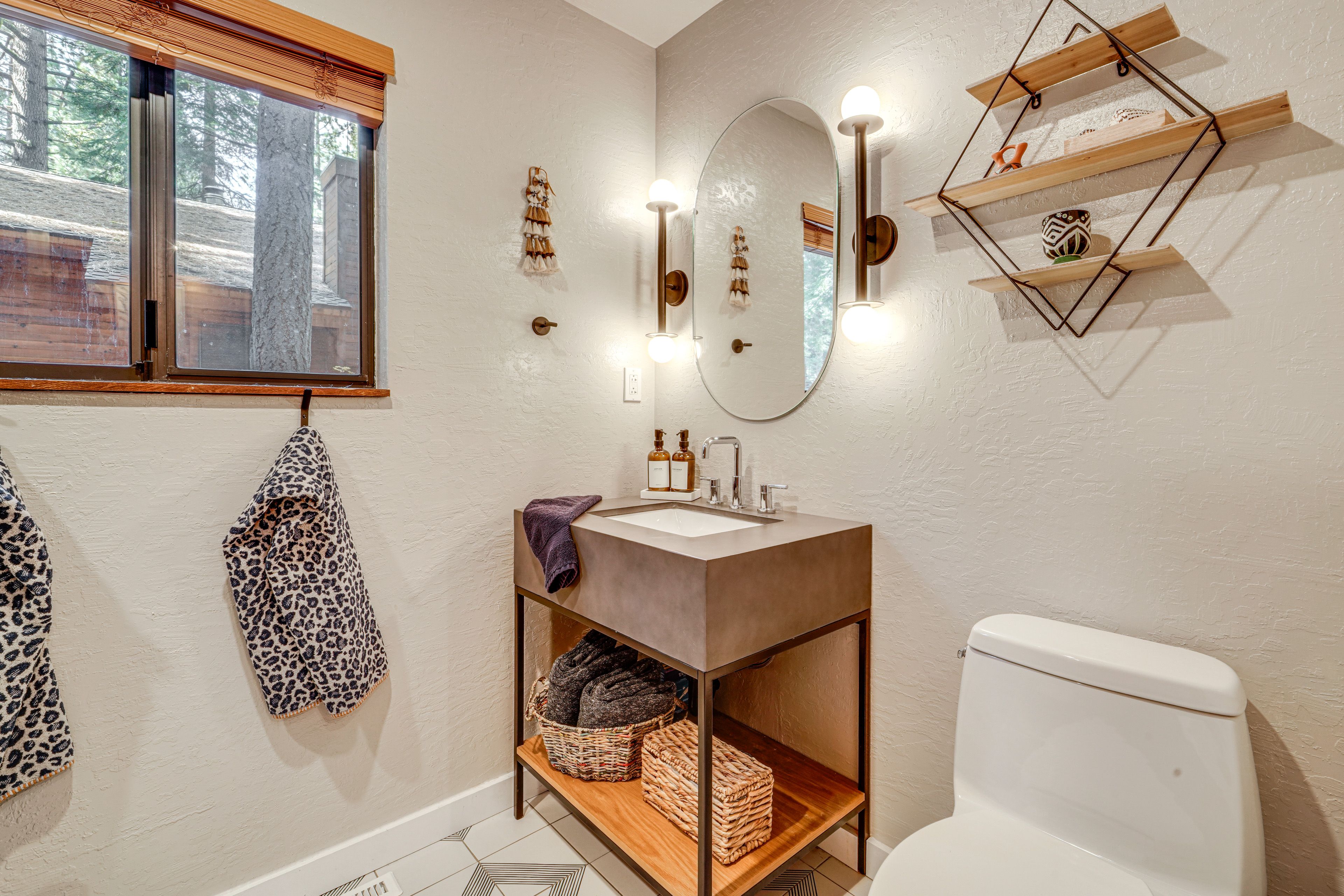 Full Bathroom | Complimentary Toiletries | Towels