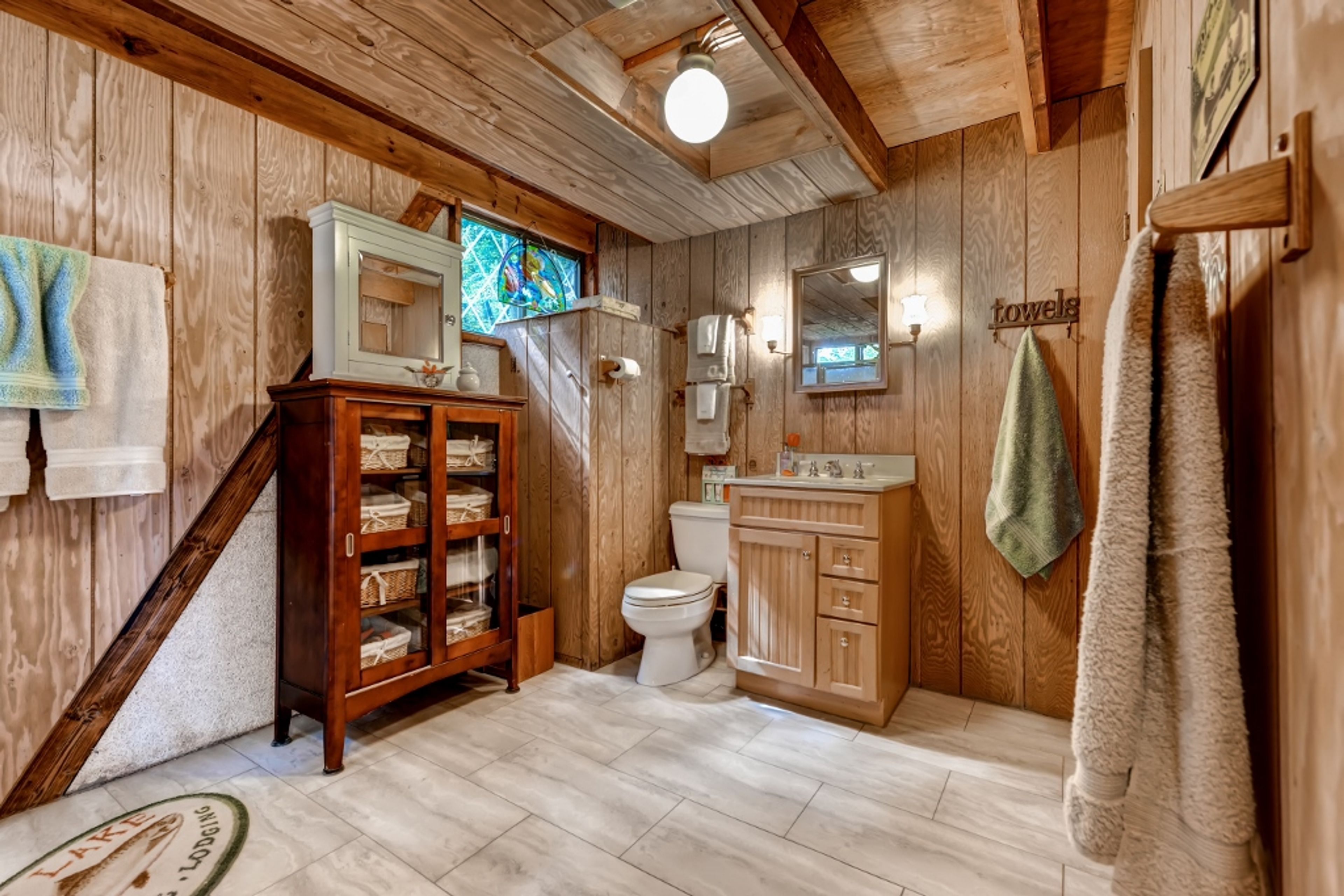 Full Bathroom | Towels Provided | 1st Floor