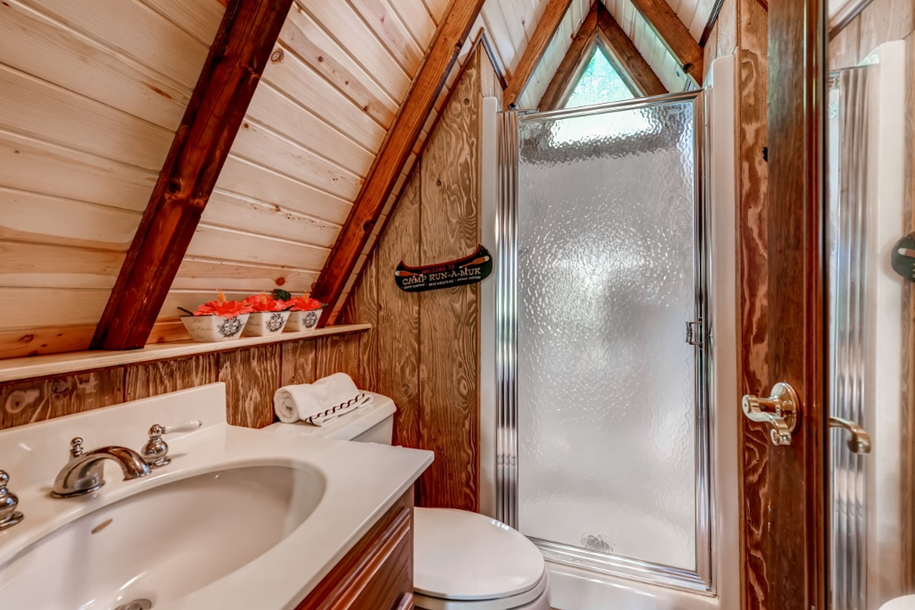 Full Bathroom | Towels Provided | 2nd Floor