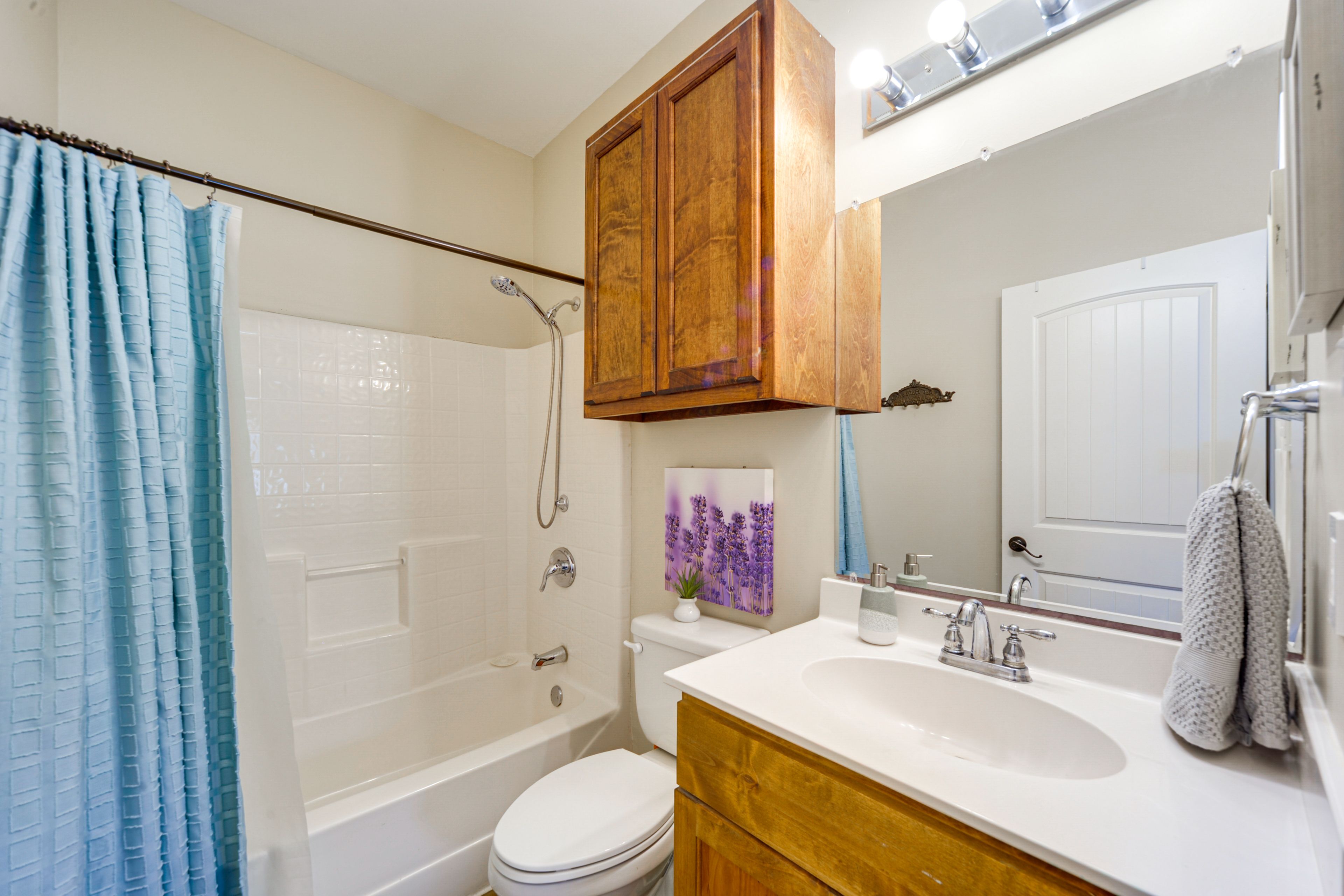 Full Bathroom | Towels Provided