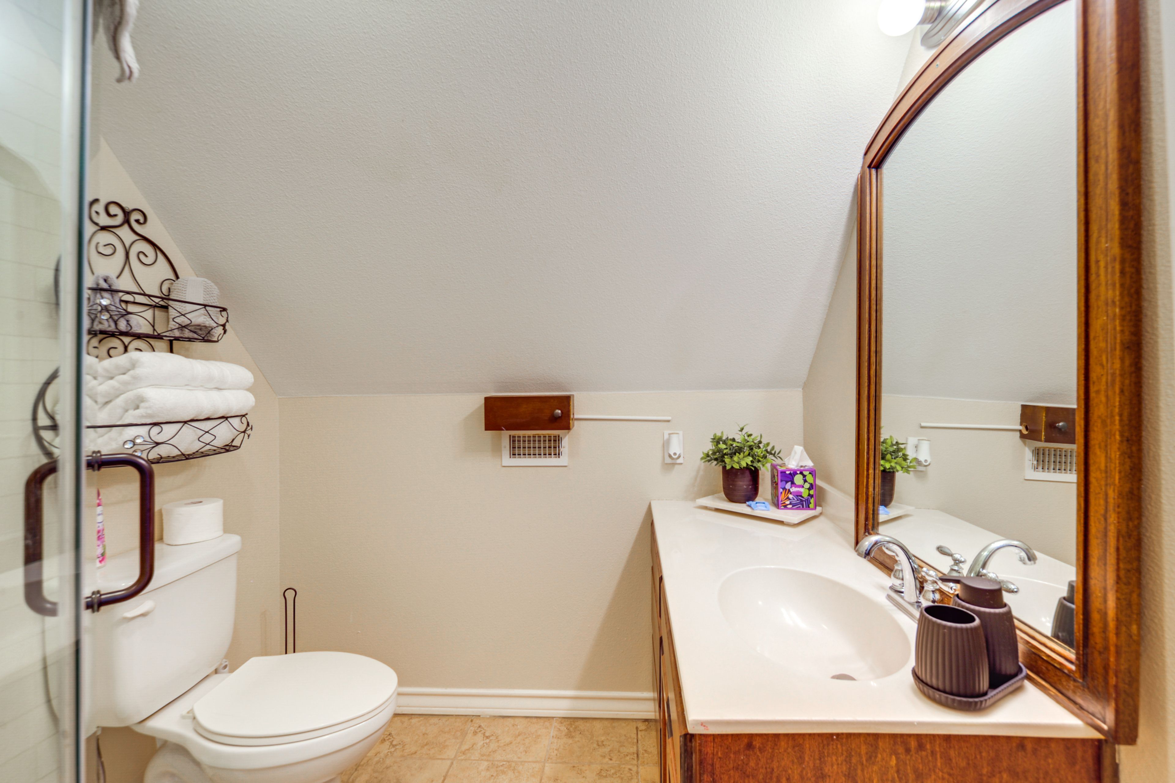 Full Bathroom | Towels Provided | Walk-In Shower