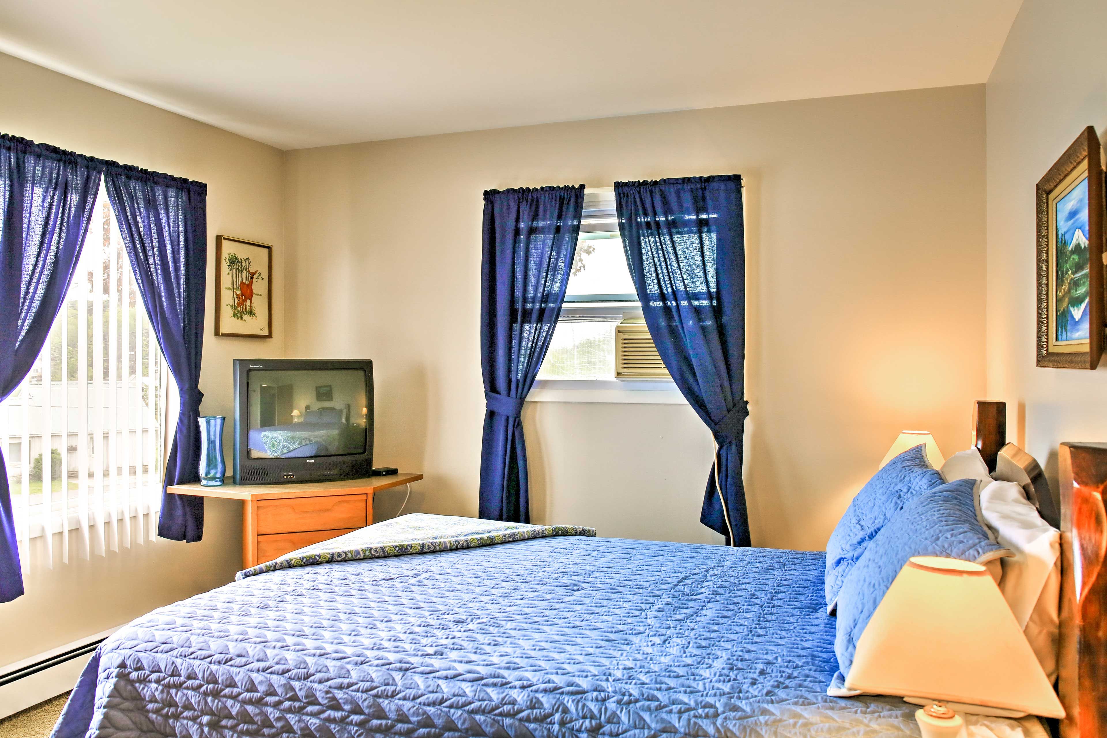 Bedroom 1 | Queen Bed