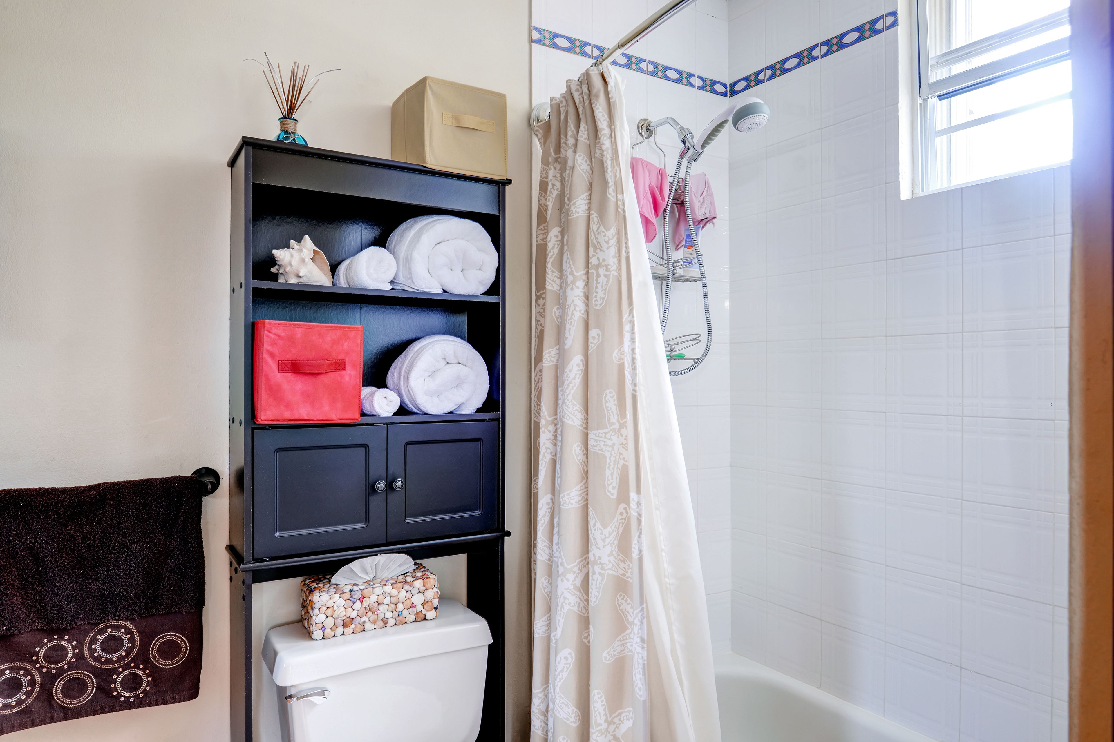 En-Suite Bathroom | Towels Provided | Shower/Tub Combo