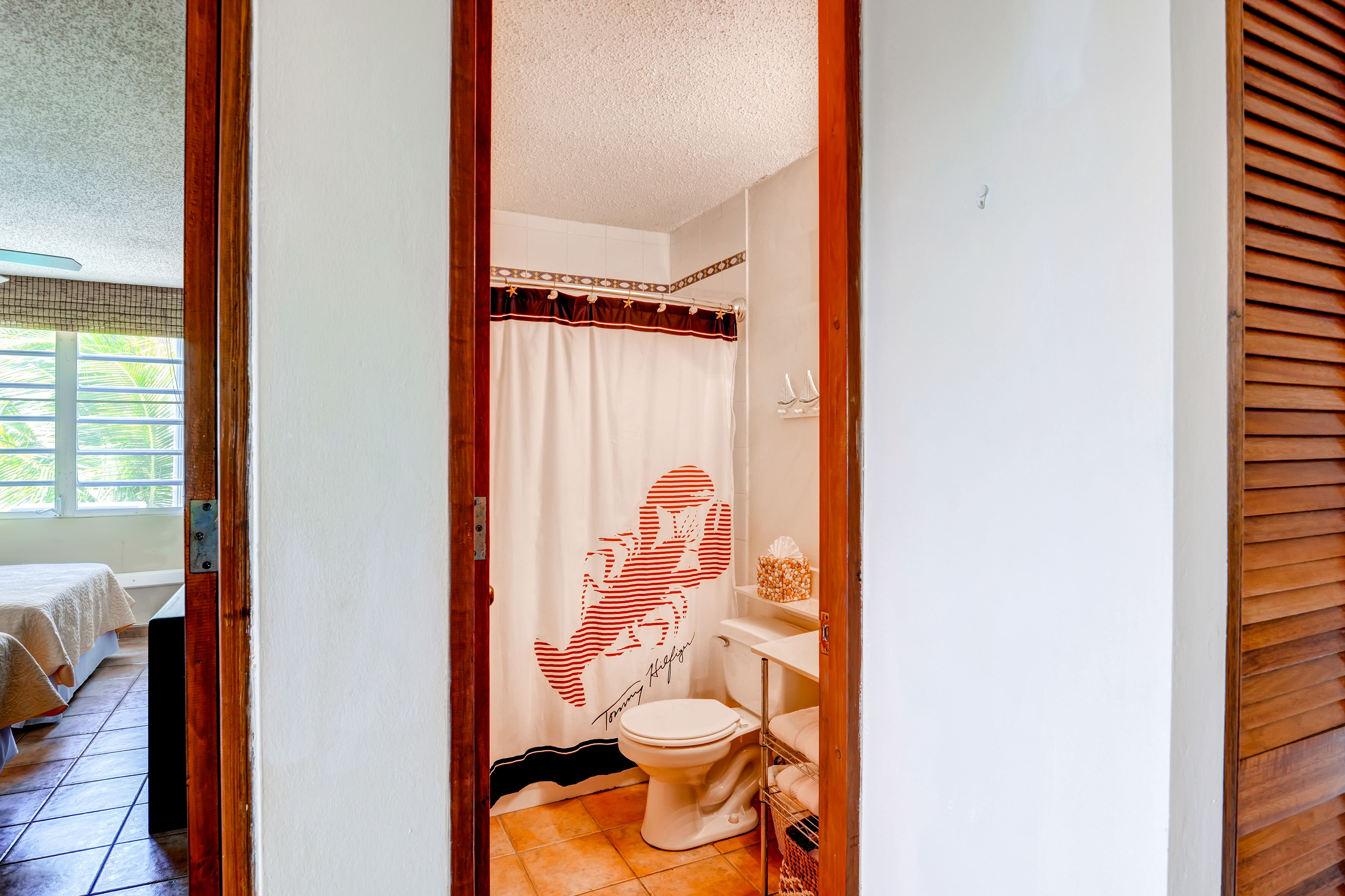 Full Bathroom | Towels Provided