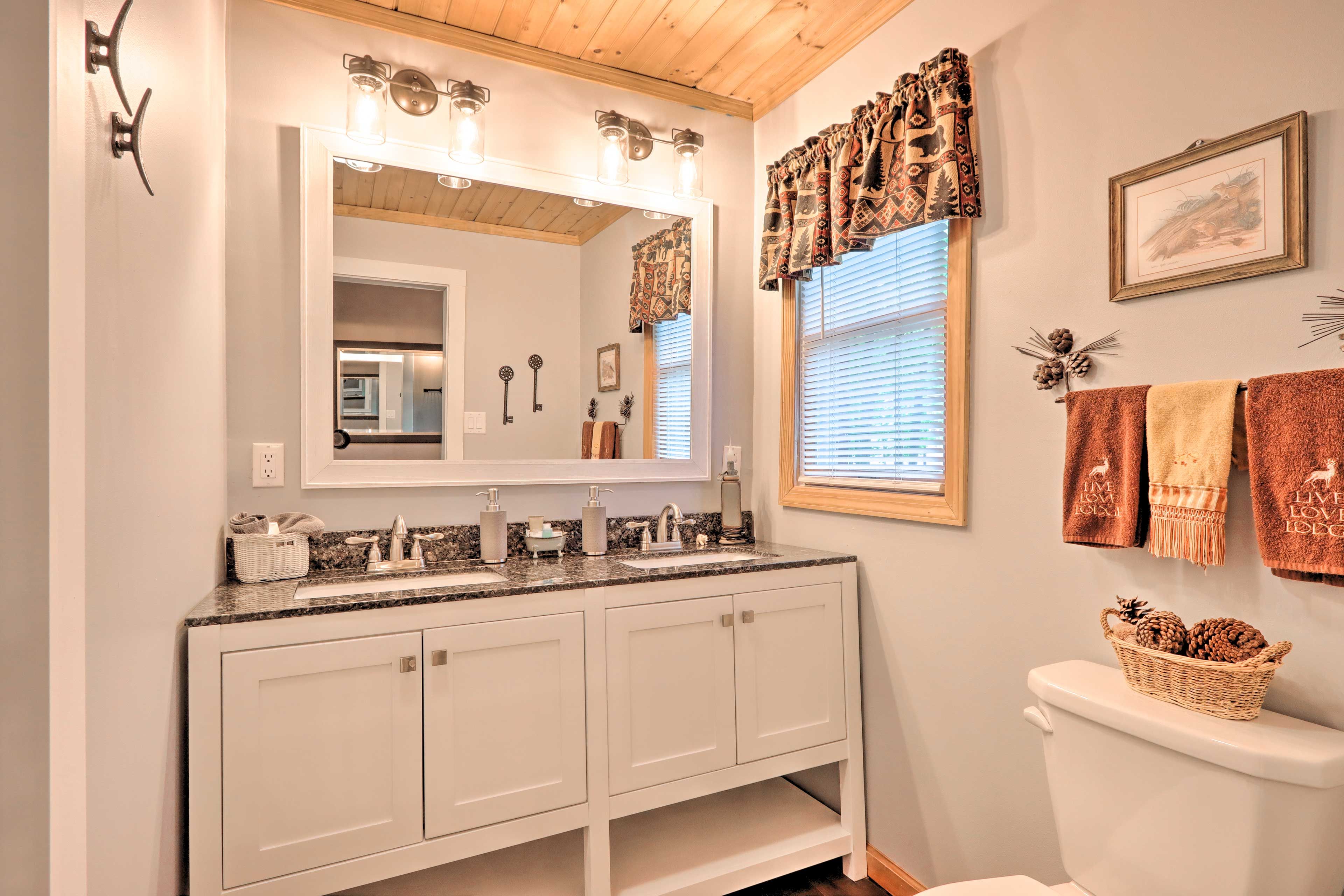 Full Bathroom | Towels Provided