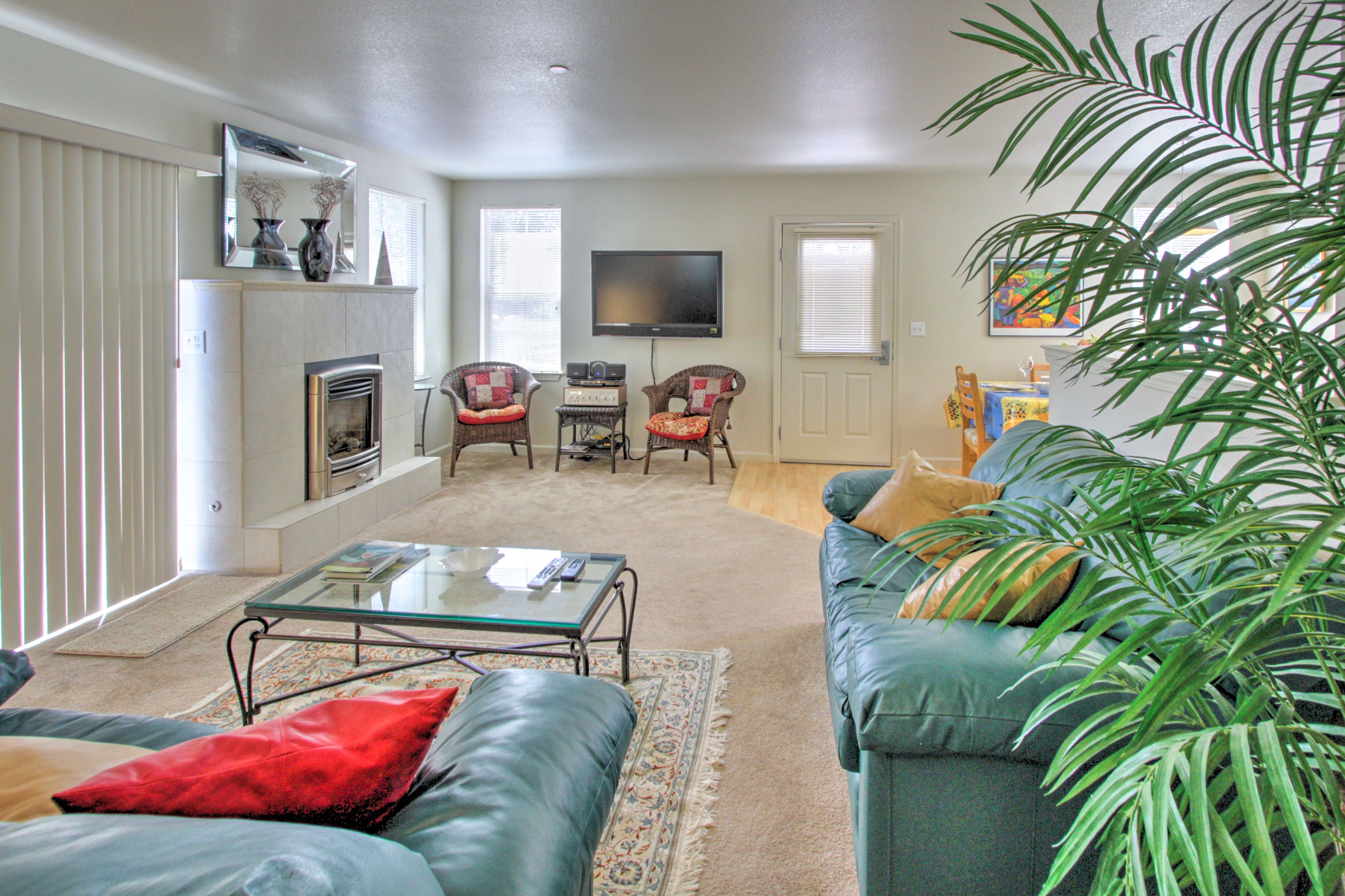 Living Room | Smart TV | DVD Player | Wet Bar