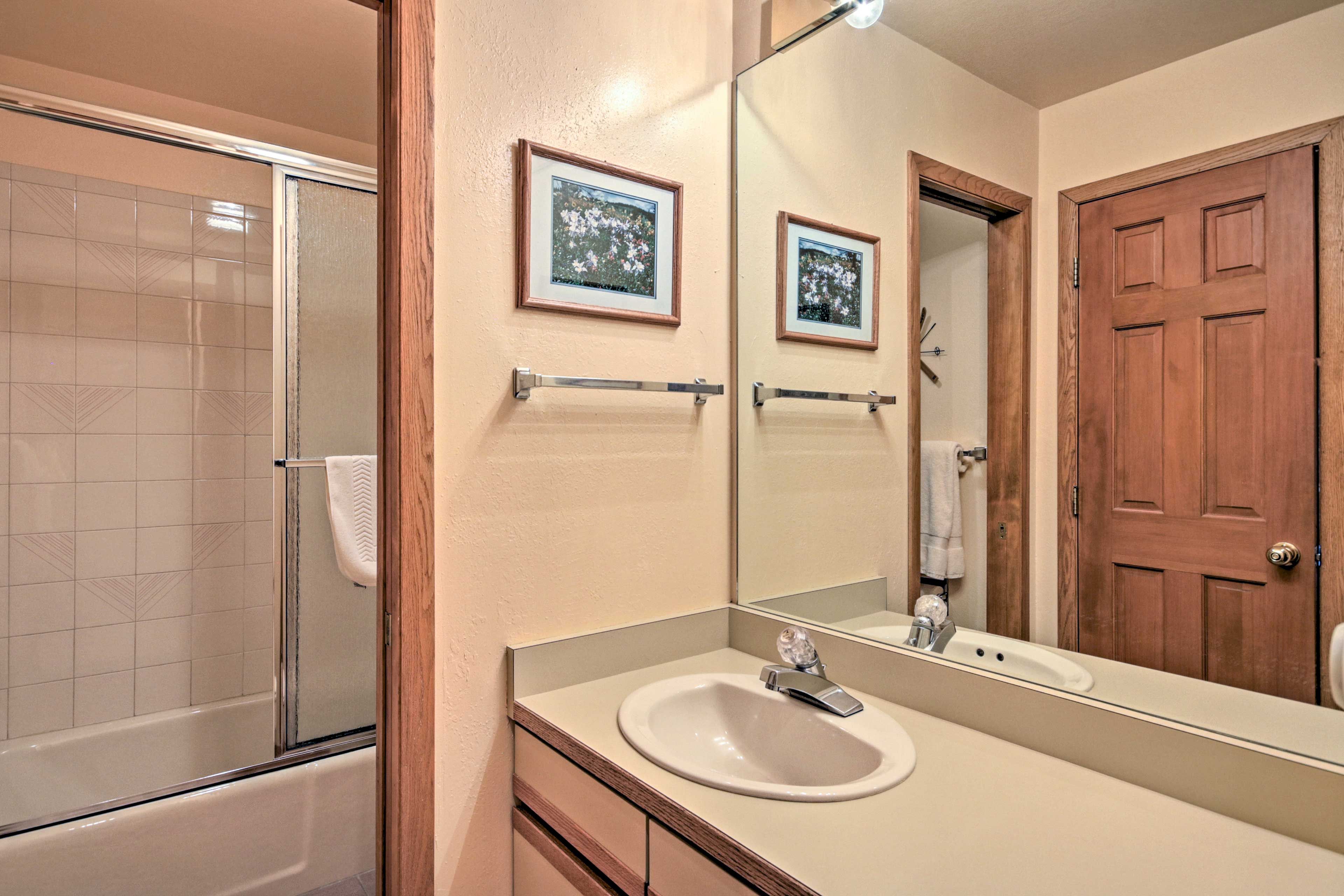 En-Suite Bathroom | Complimentary Toiletries | Hair Dryer