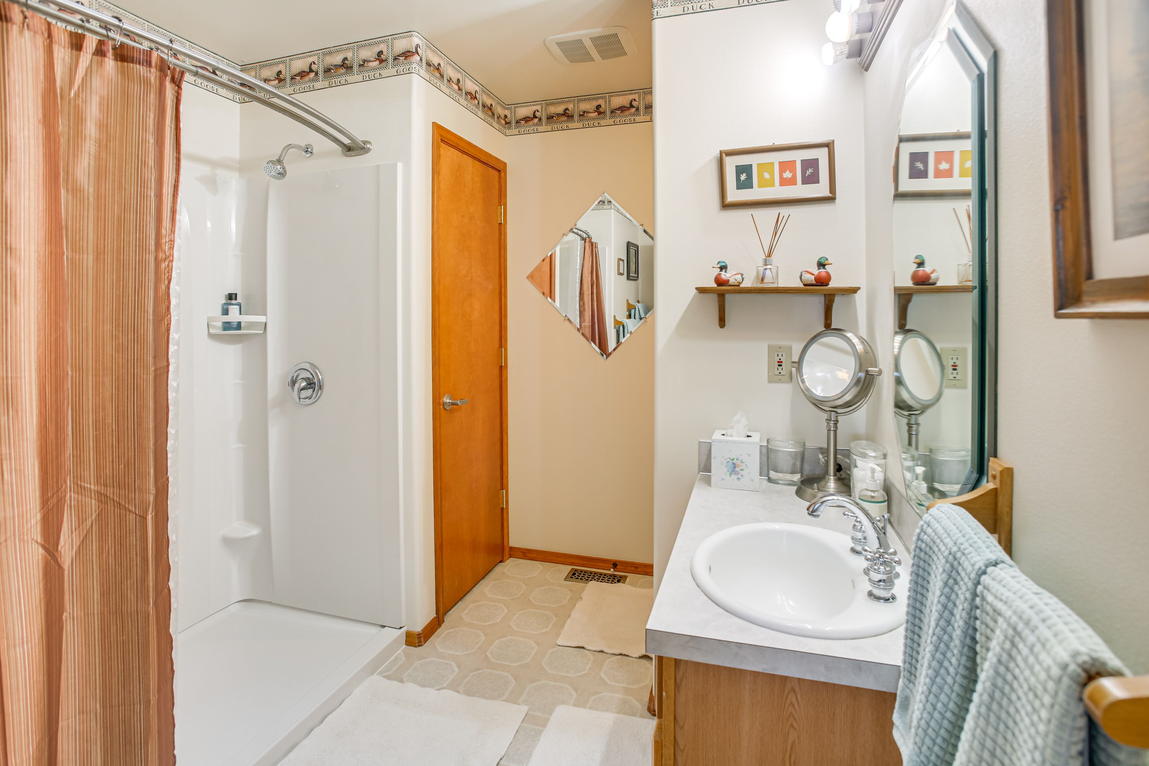 Full Bathroom | 2nd Floor