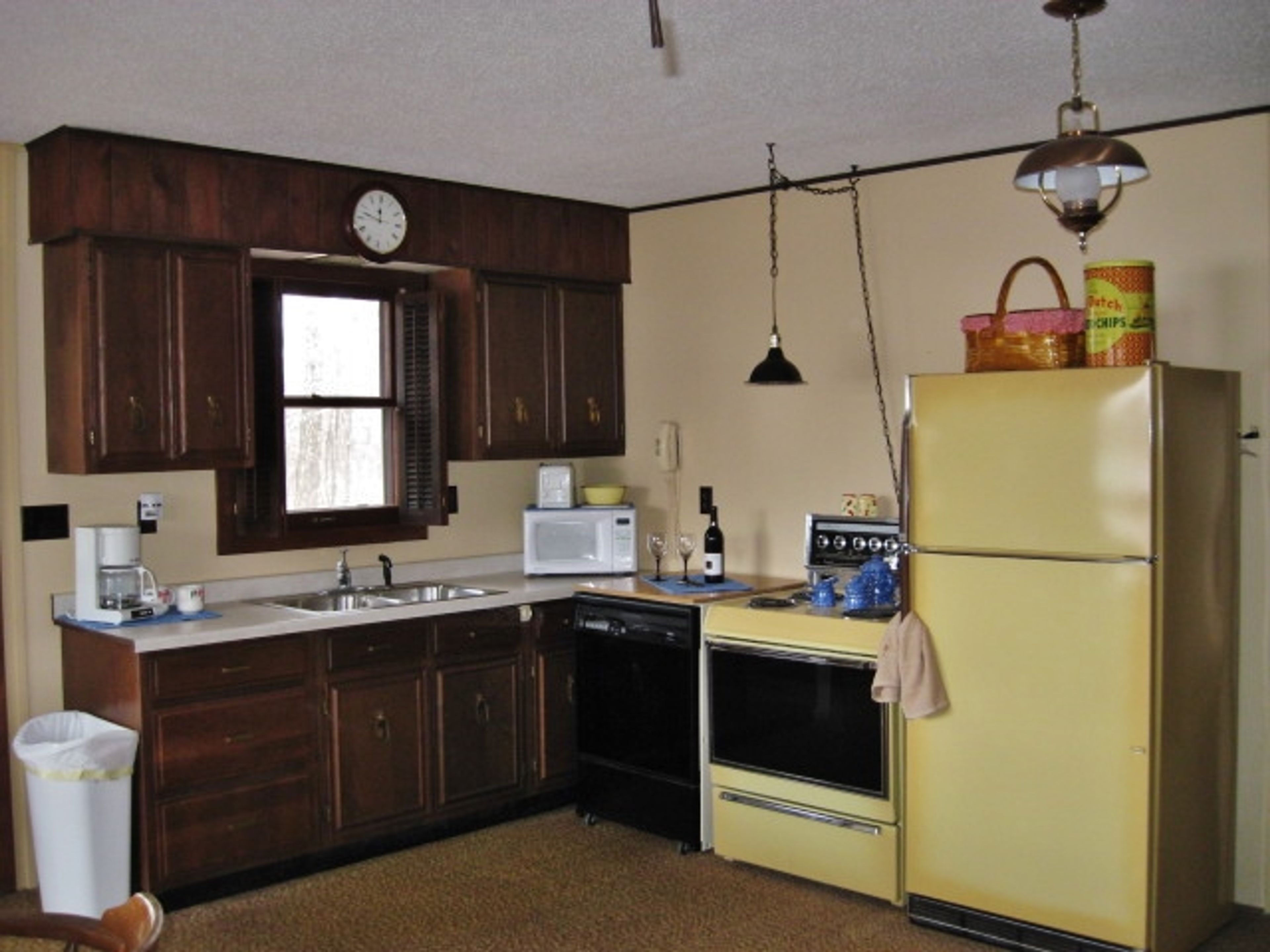 Kitchen | Well-Equipped | Glassware/Dinnerware