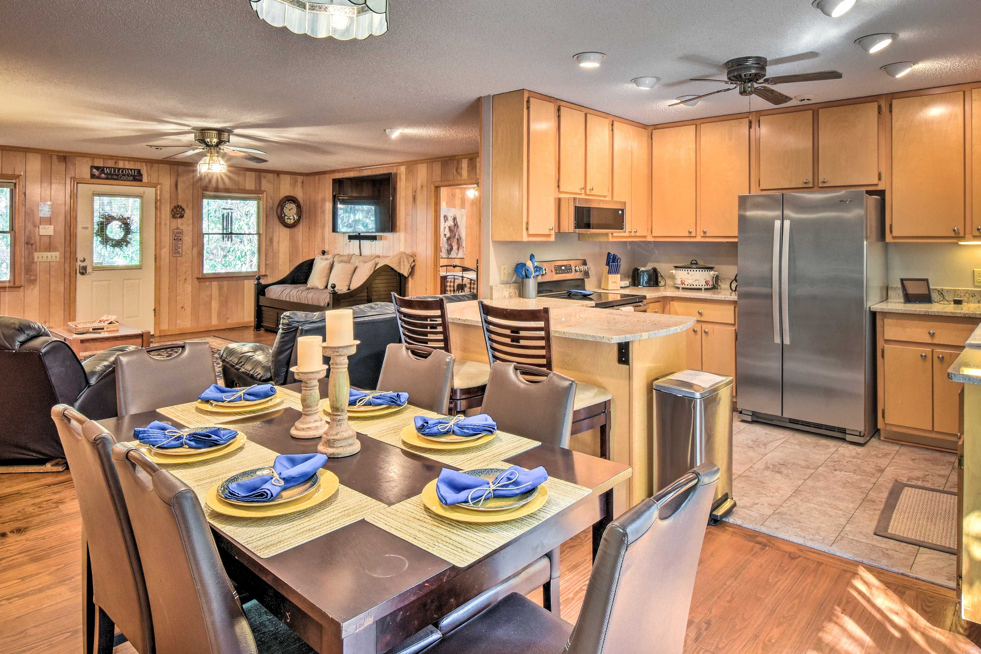Dining Area | Dishware/Flatware Provided