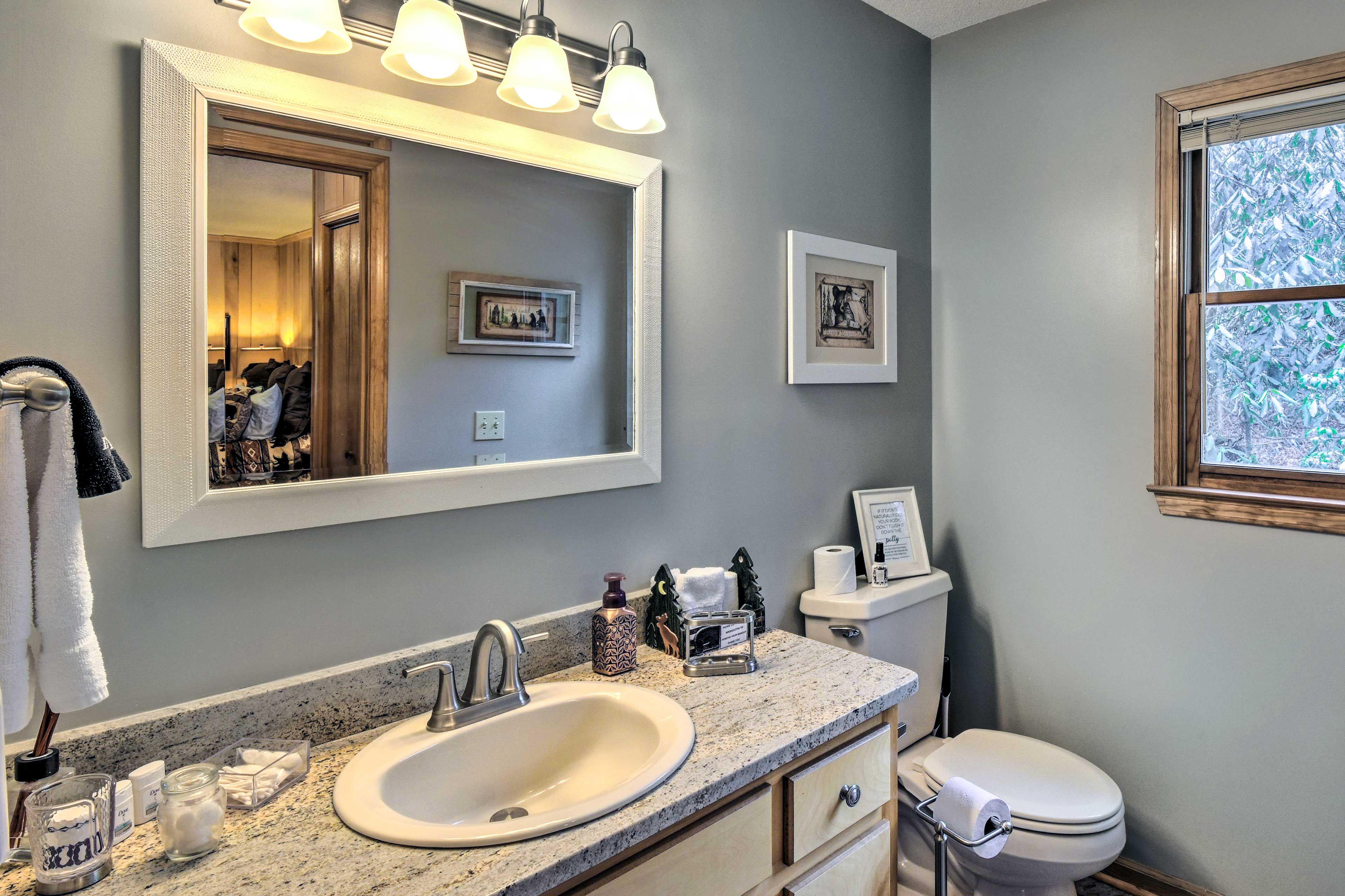 En-Suite Bath | Complimentary Toiletries