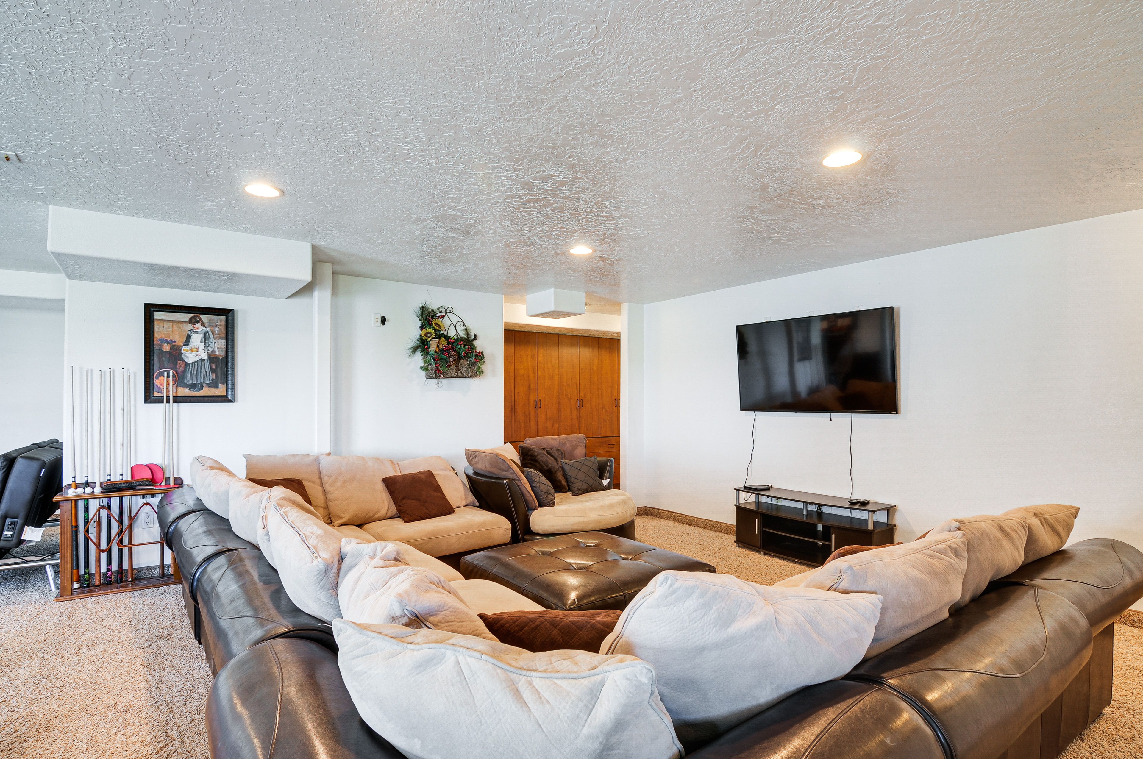 Living Room | Cable TV | Ground Floor | 2 Futons