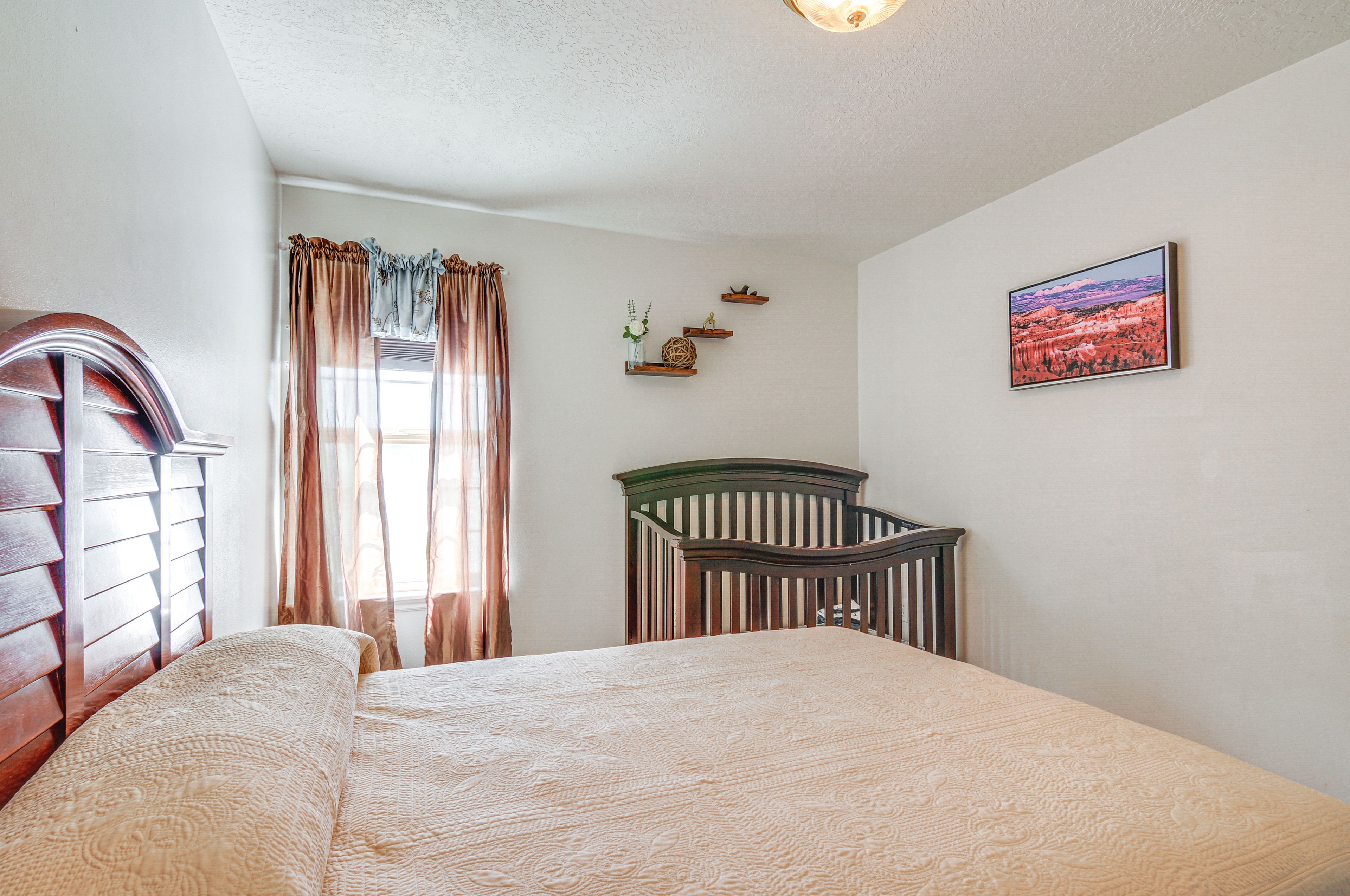 Bedroom 2 | Queen Bed | Crib
