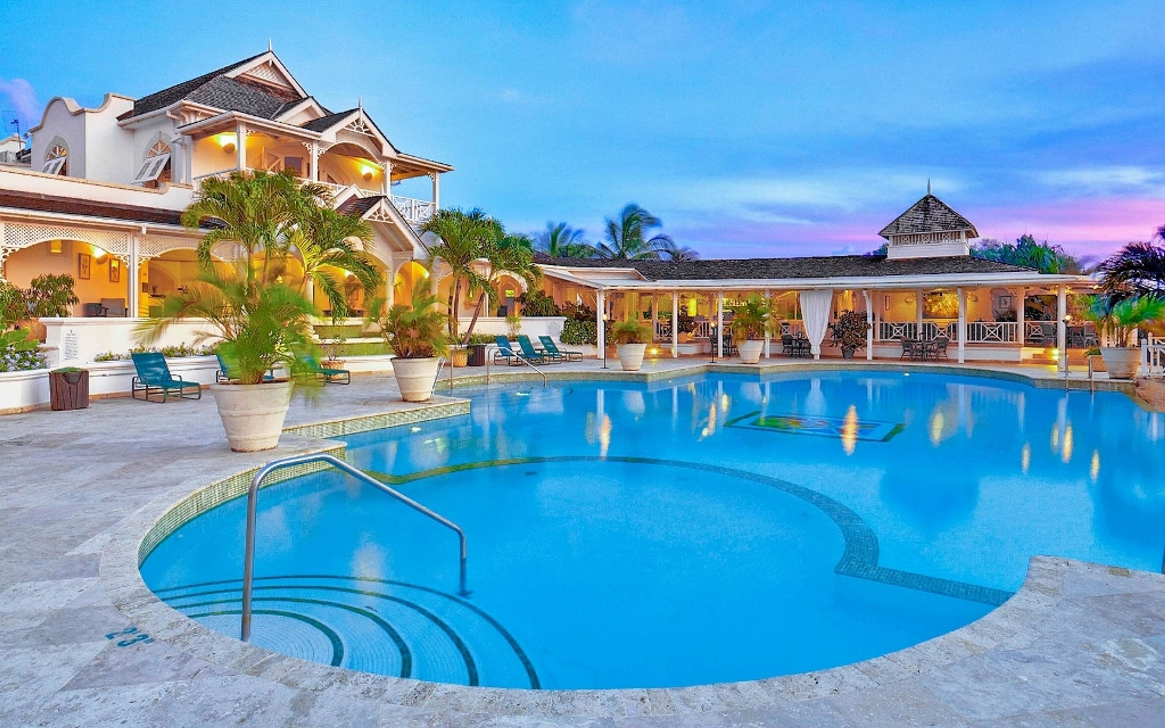 Community Amenities | Infinity Pool