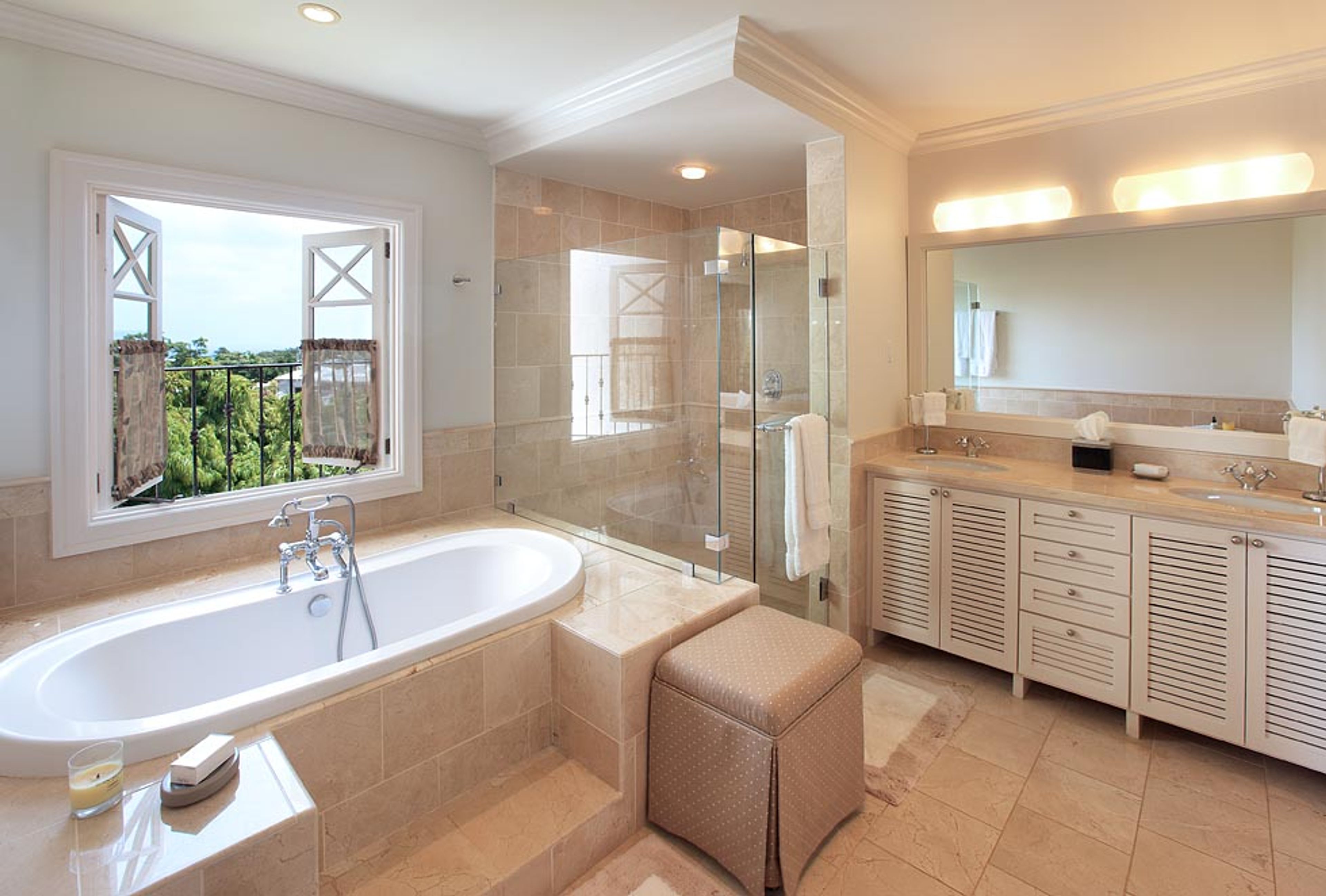 En-Suite Bathroom | Dual Sinks | Complimentary Toiletries