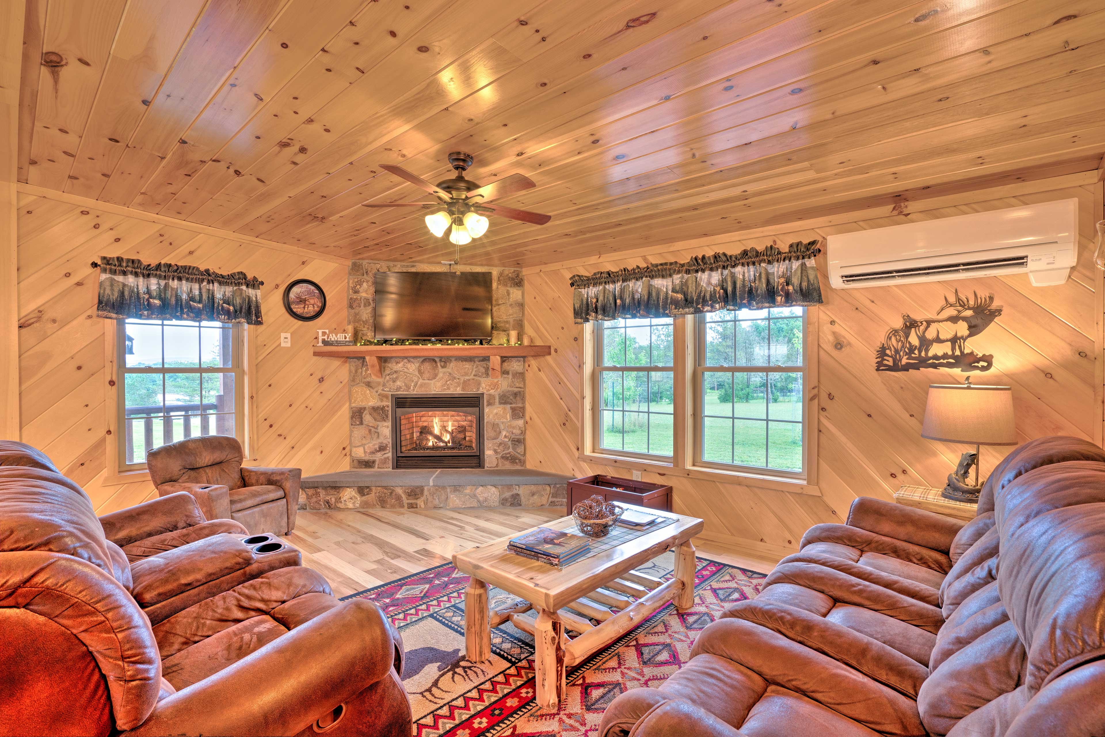 Living Room | Smart TV | Roku | Gas Fireplace