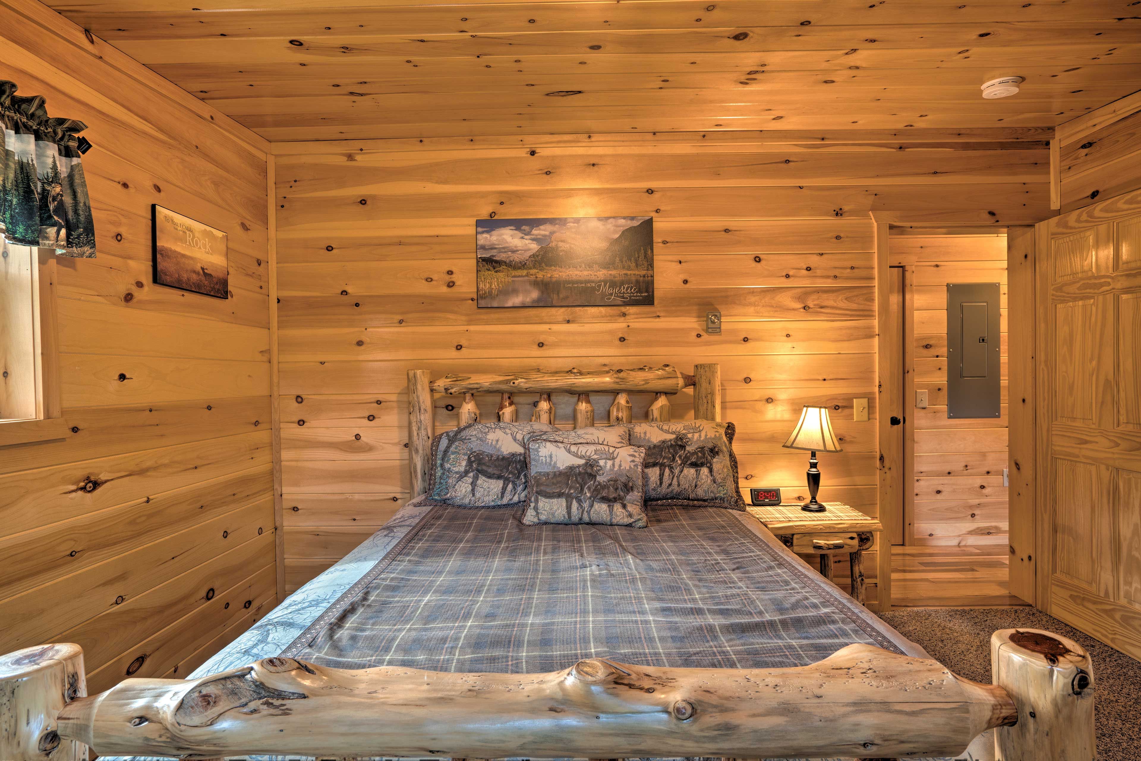 Bedroom 1 | Queen Bed