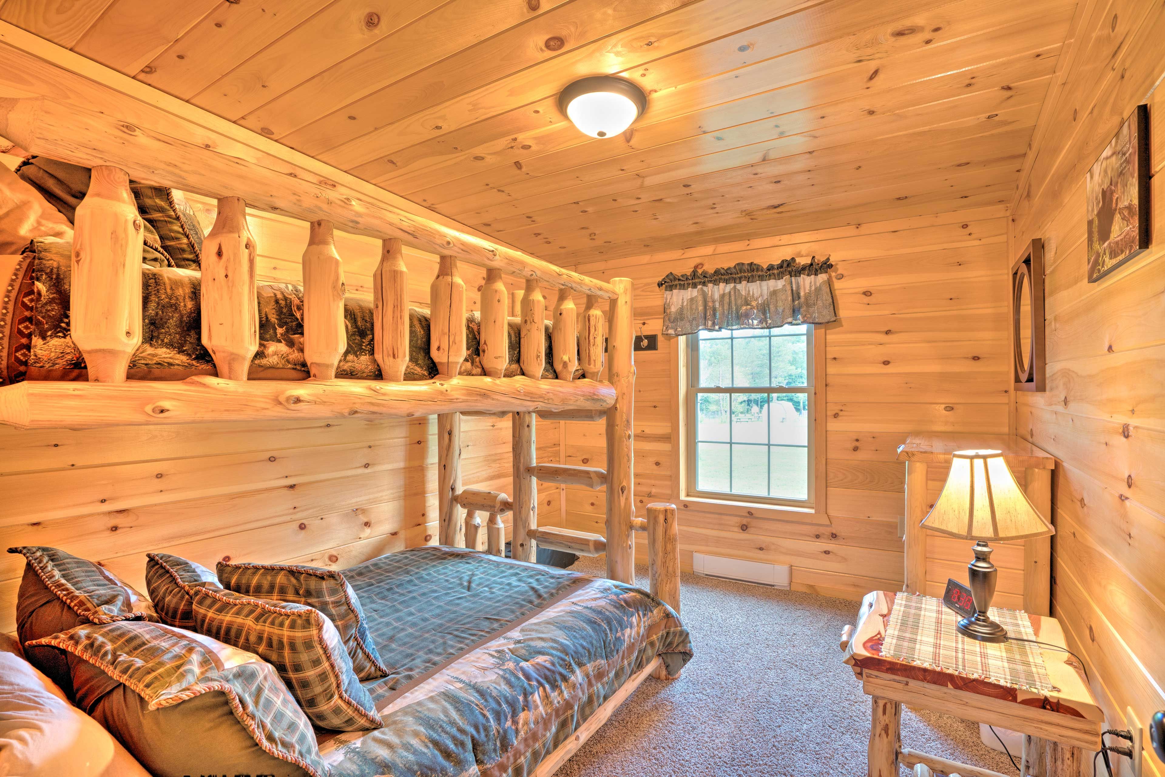 Bedroom 3 | Twin/Full Bunk Bed