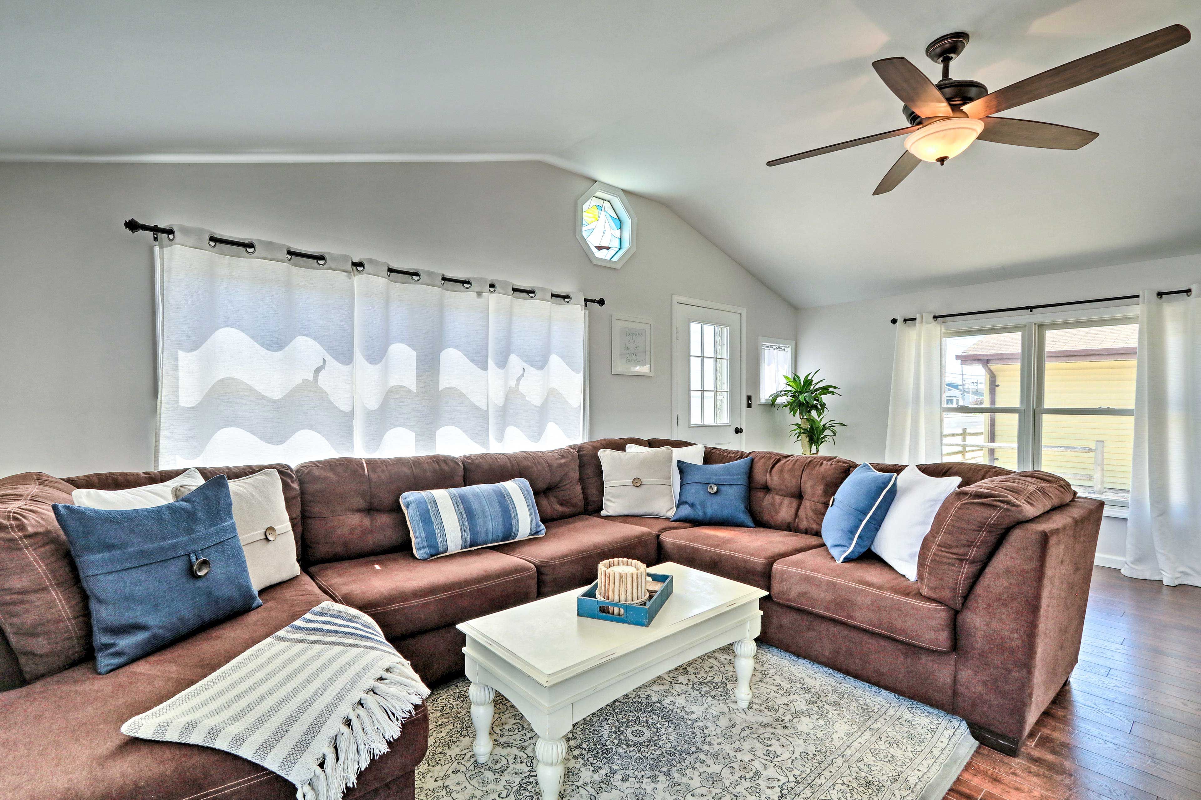 Living Room | Air Conditioning | Smart TV | DVD Player