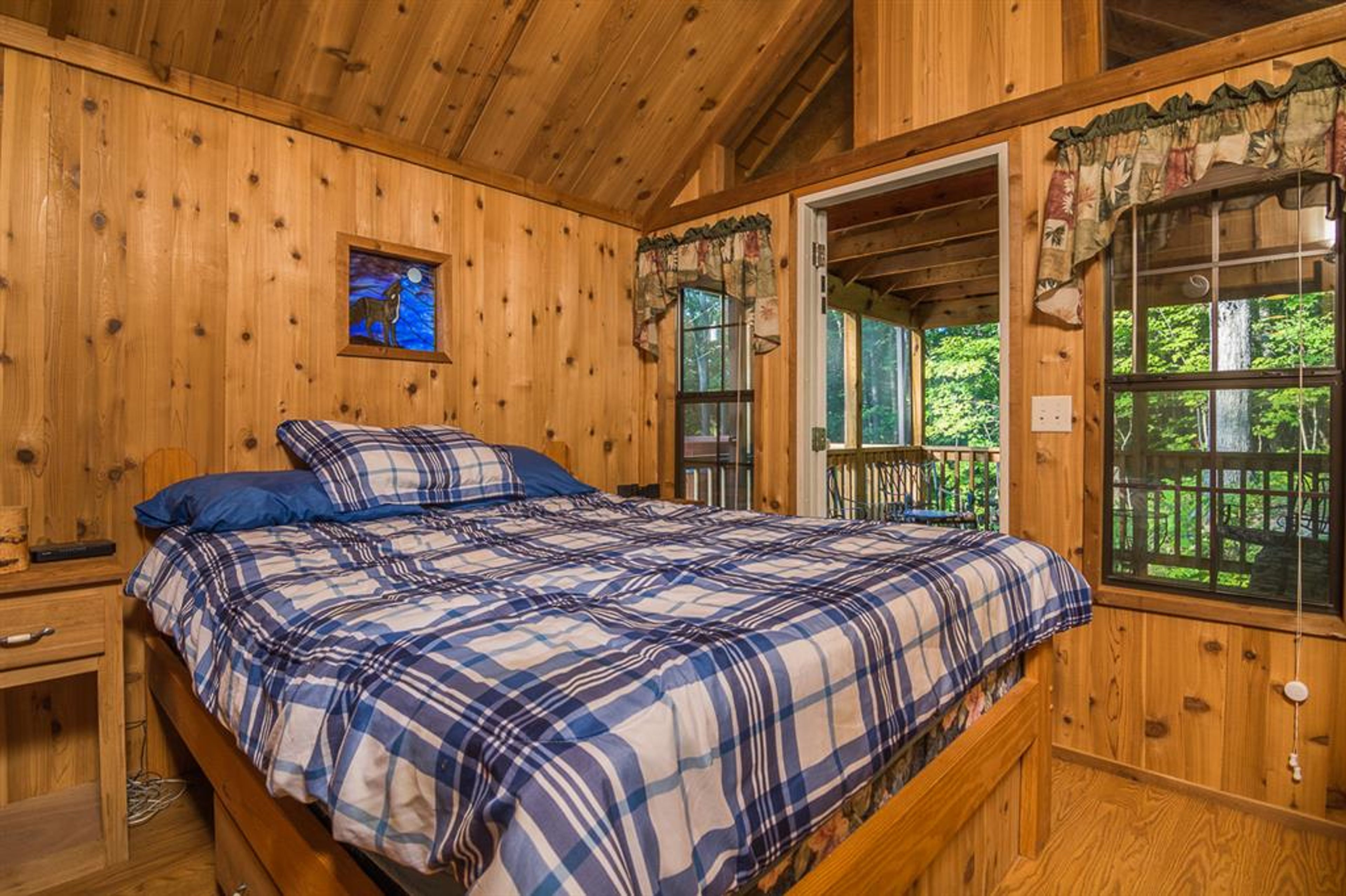 Bedroom 1 | Queen Bed