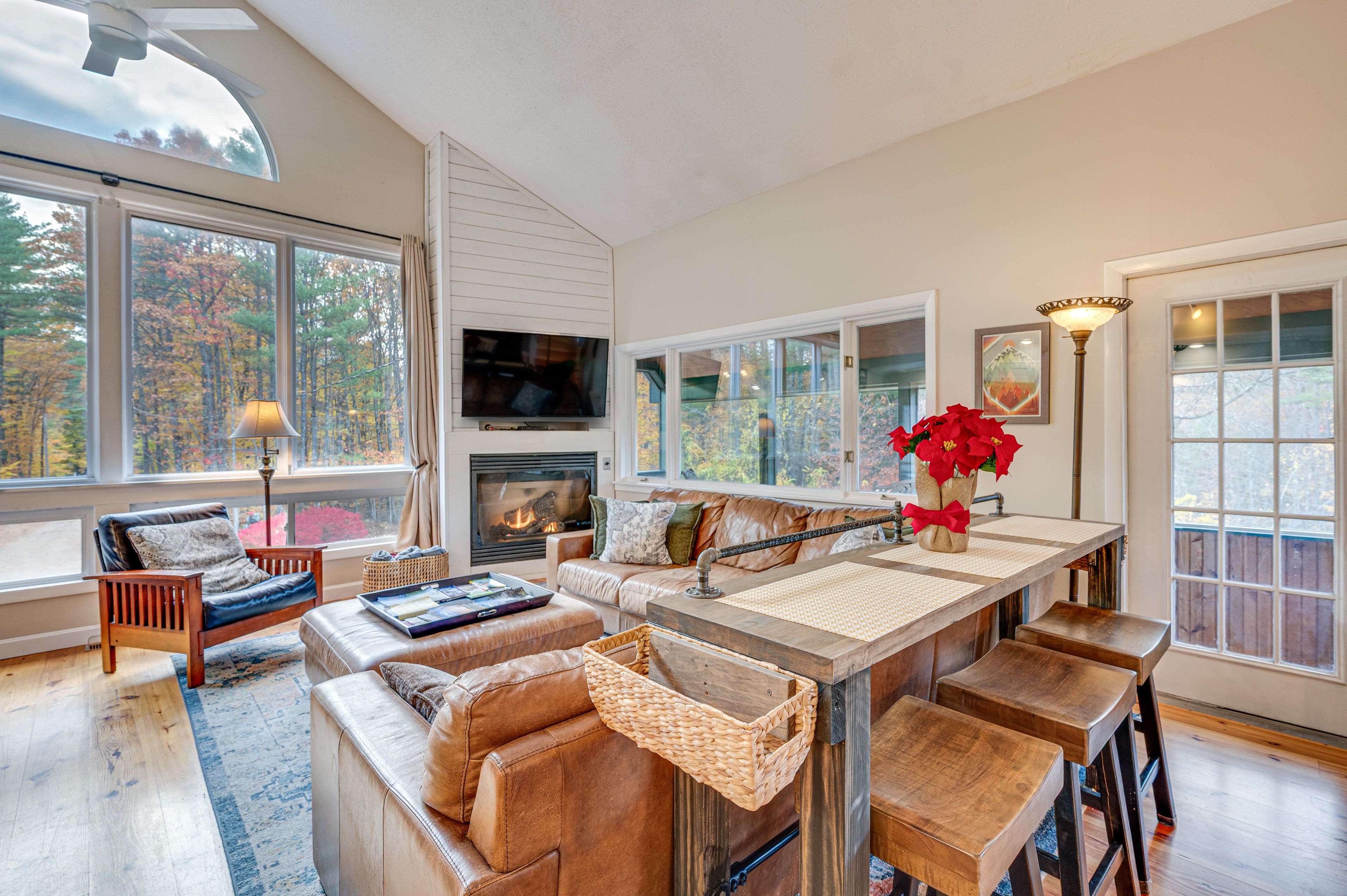 Living Room | Fireplace | Smart TV | Free WiFi