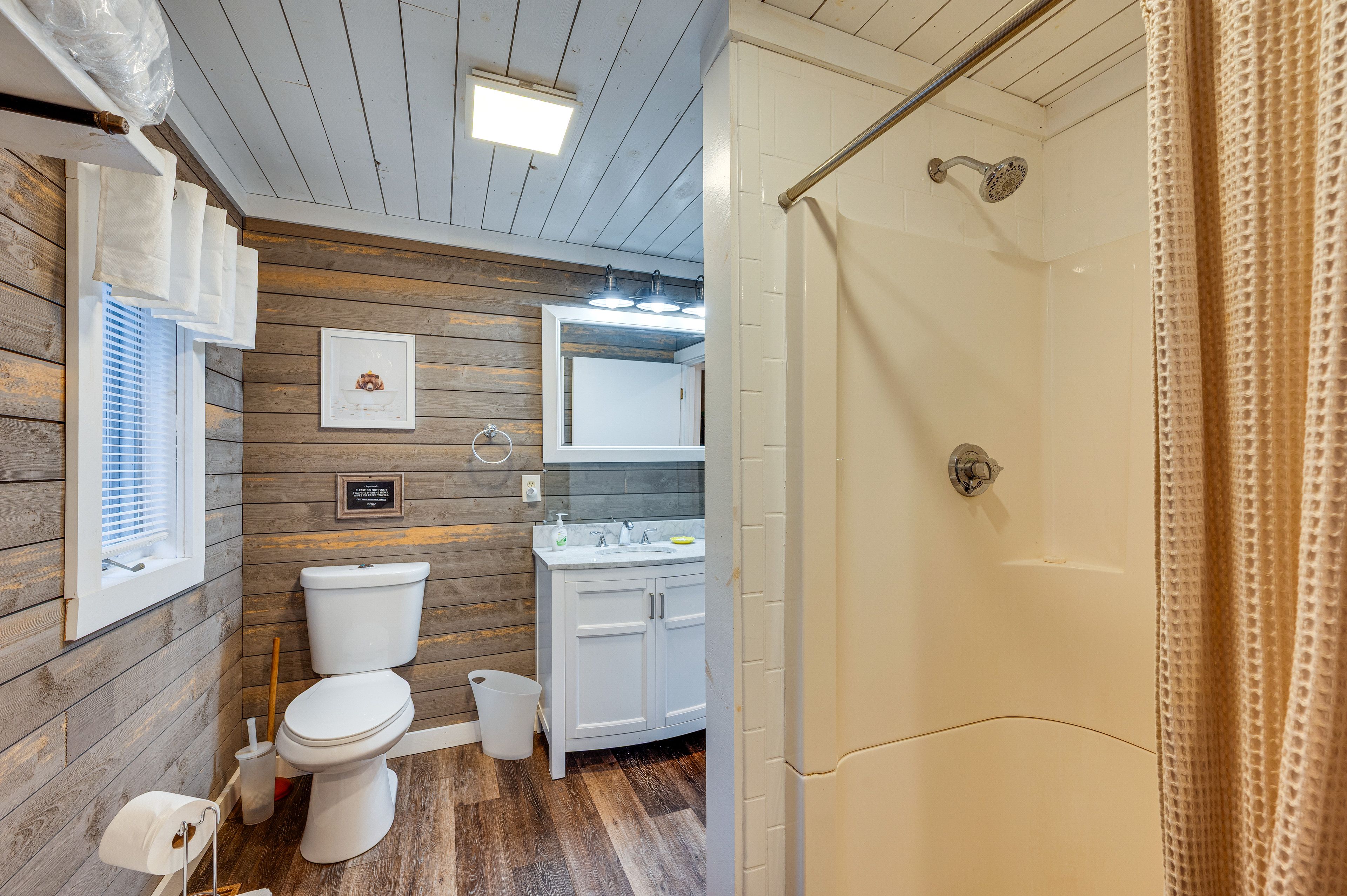 Full Bathroom | Shower | Jetted Tub | Towels & Linens Provided