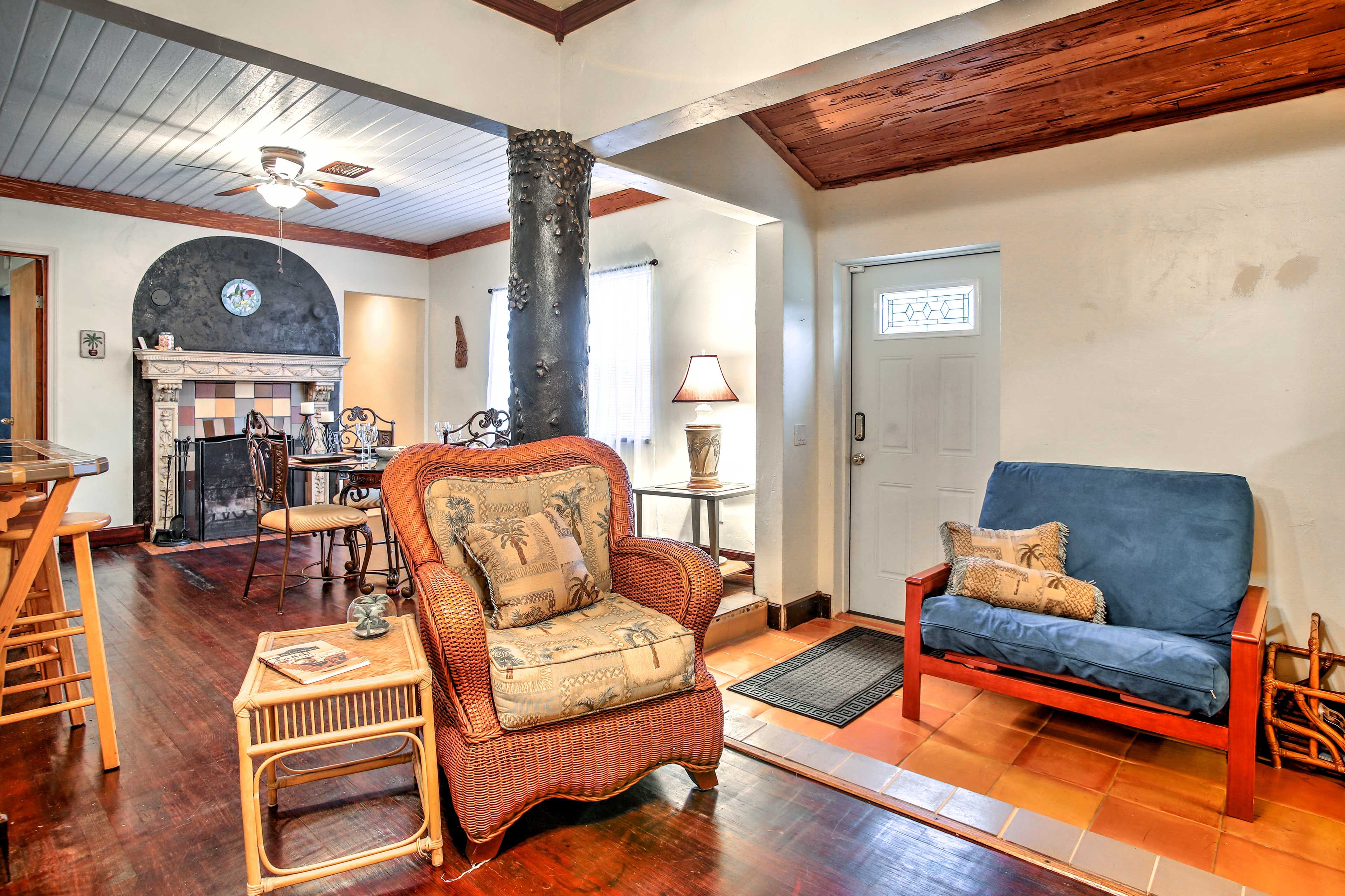 Living Room | Open Layout | Small Futon for 1