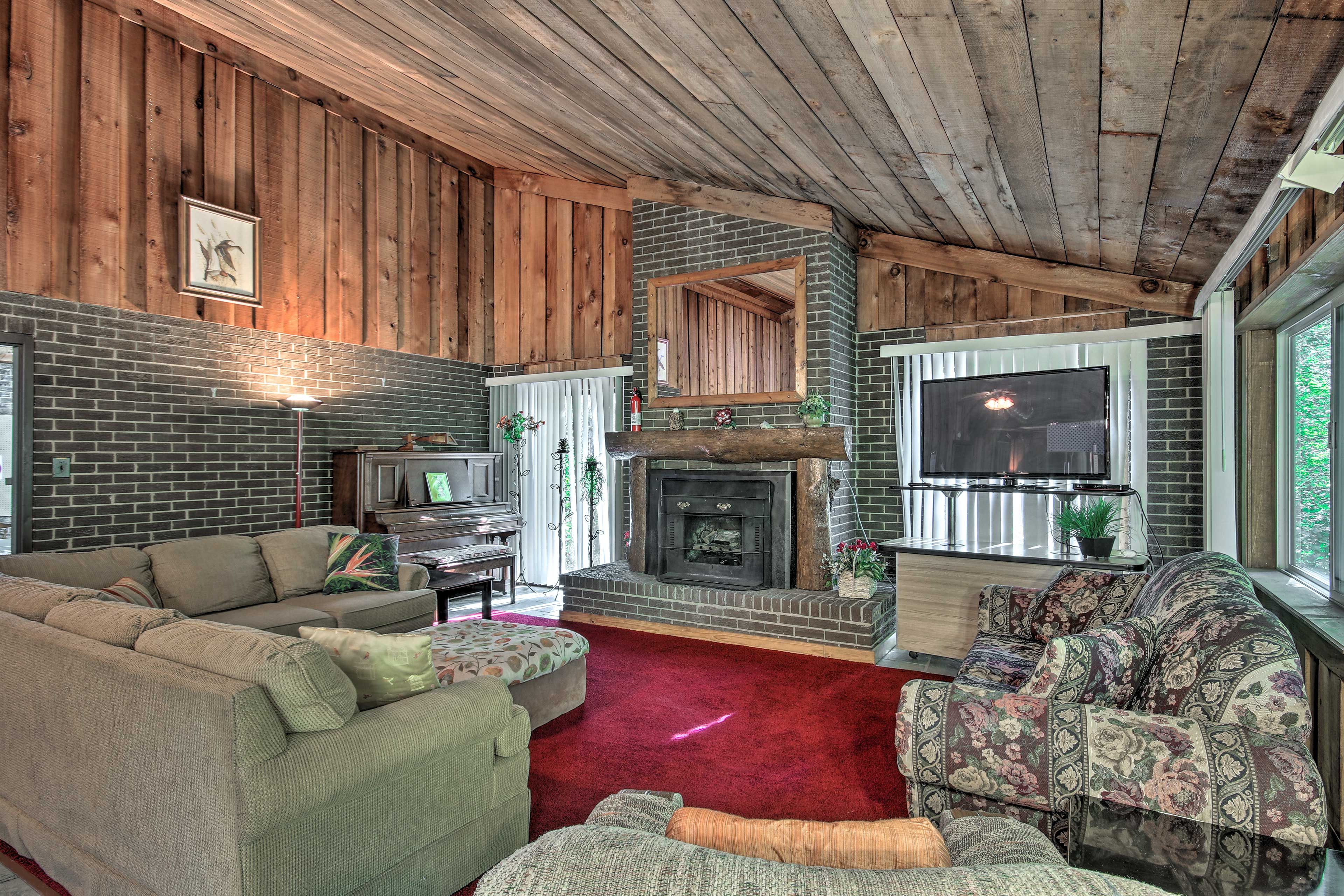 Living Room | Cable TV | Air Conditioning | Sleeper Sofa