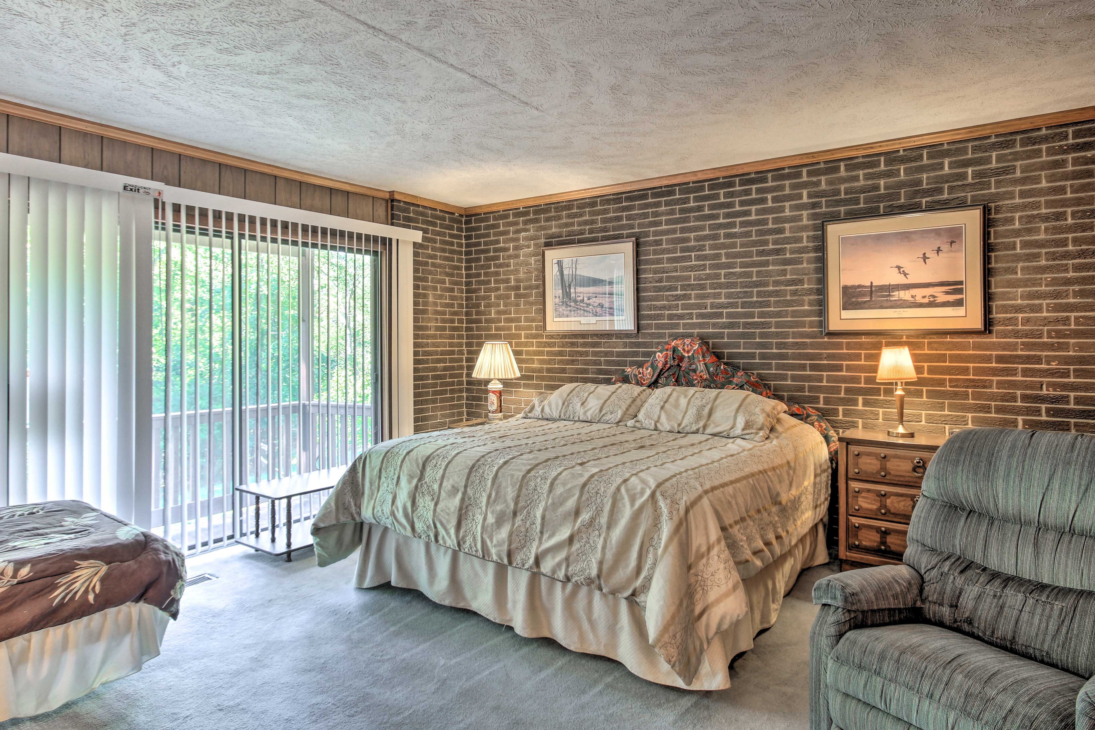 Bedroom 1 | King Bed | Twin Bed | Linens Provided | En-Suite Bathroom
