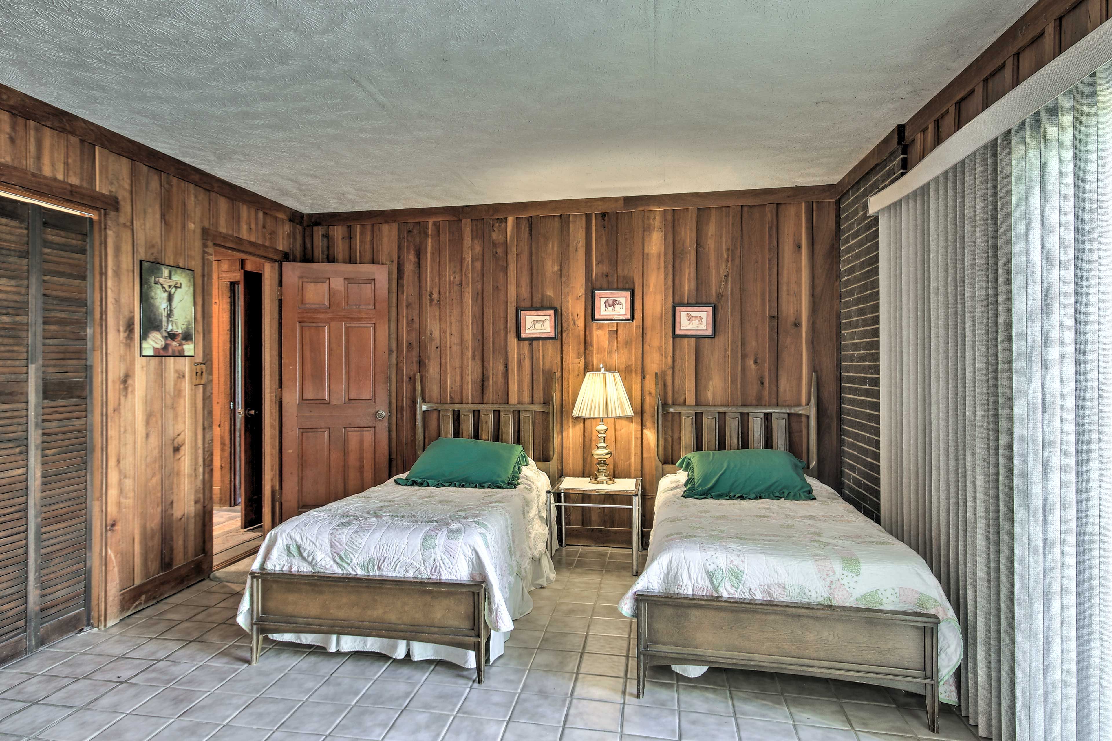 Bedroom 2 | 2 Twin Beds | Twin Daybed w/ Twin Trundle | En-Suite Bathroom