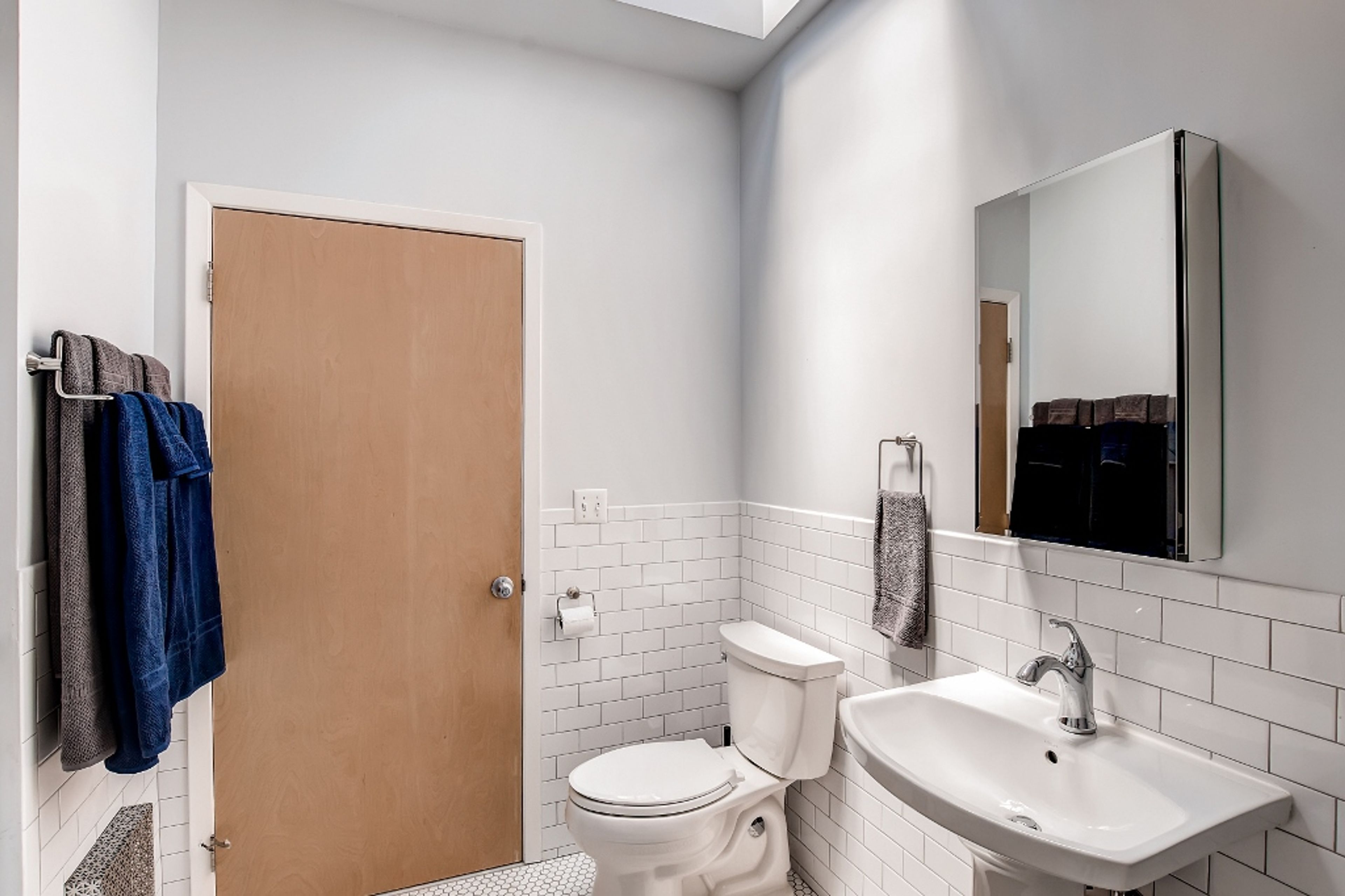 Full Bathroom | Towels Provided