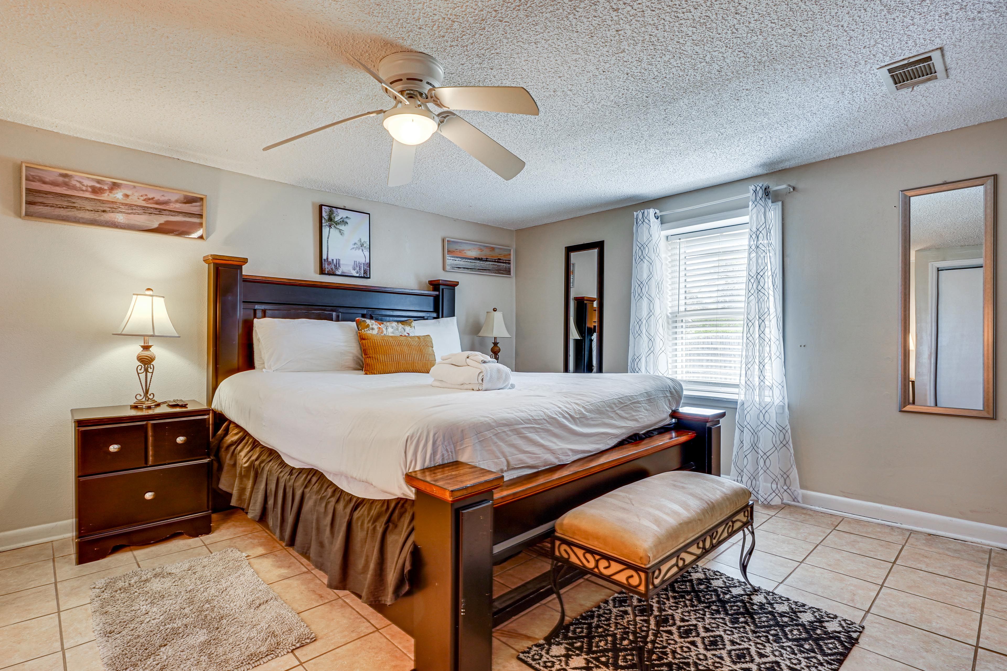 Bedroom 1 | King Bed | Ground Floor