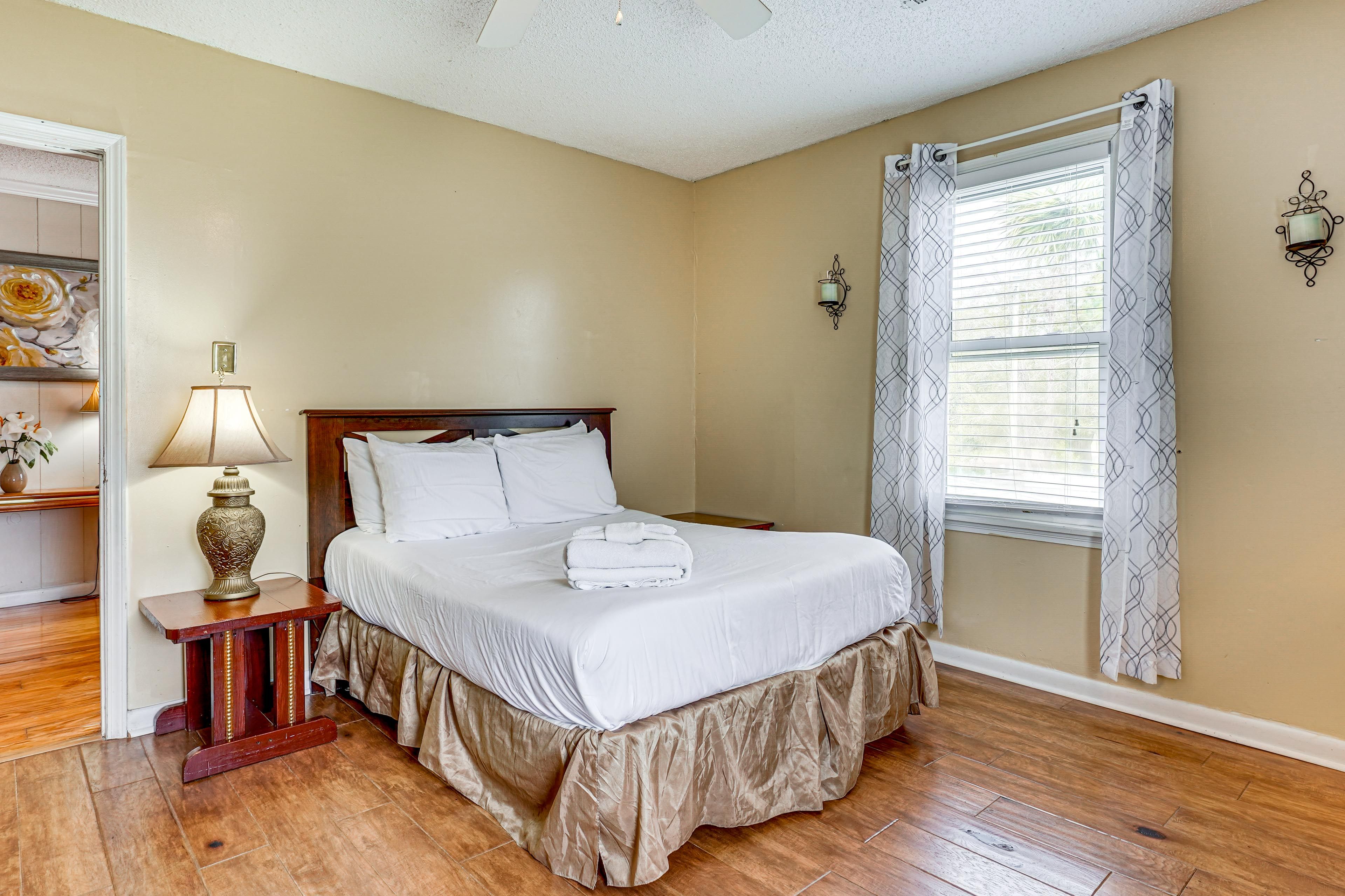 Bedroom 2 | Queen Bed | Twin Sleeper Sofa | 2nd Floor