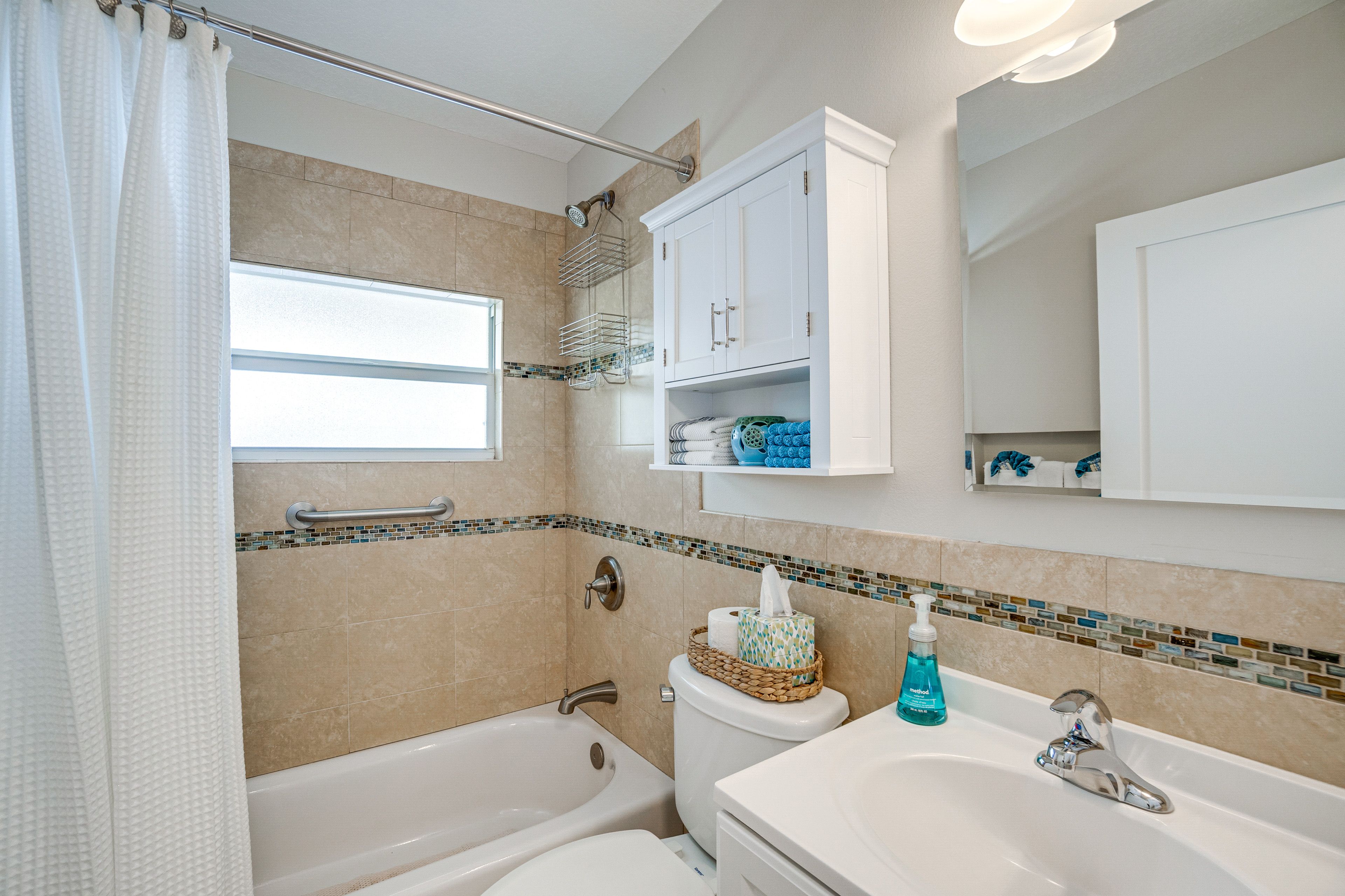 Full Bathroom | Towels Provided | Complimentary Toiletries